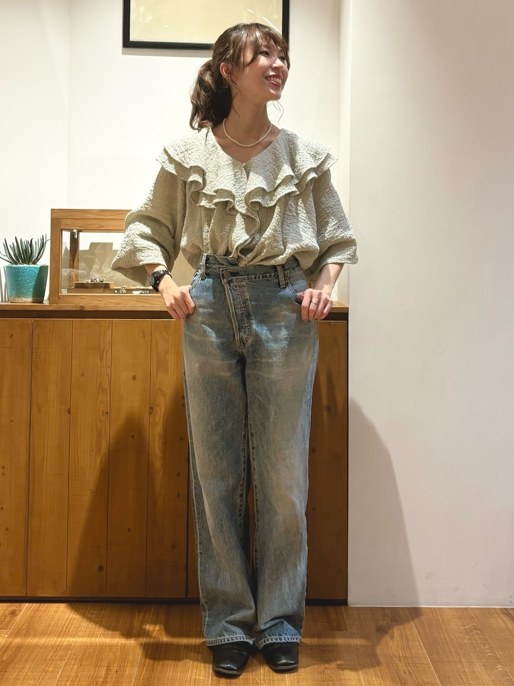 ブルー系のデニムパンツ、ブルー系のシャツ/ブラウスを着用したレディースの秋コーディネートの1枚目の写真