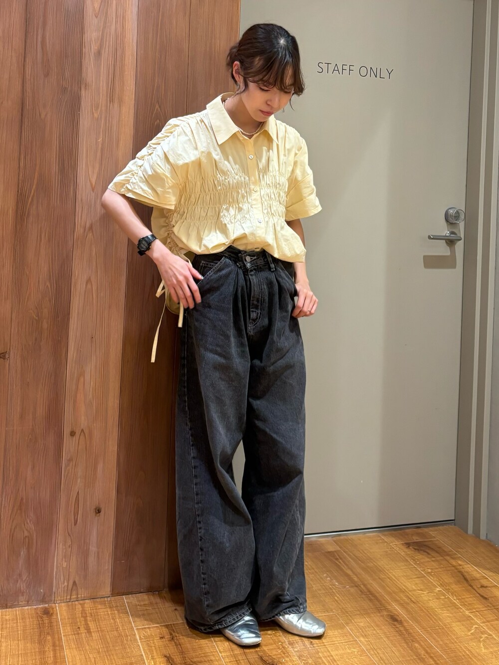 ブラック系のデニムパンツ、イエロー系のシャツ/ブラウスを着用したレディースの夏コーディネートの1枚目の写真