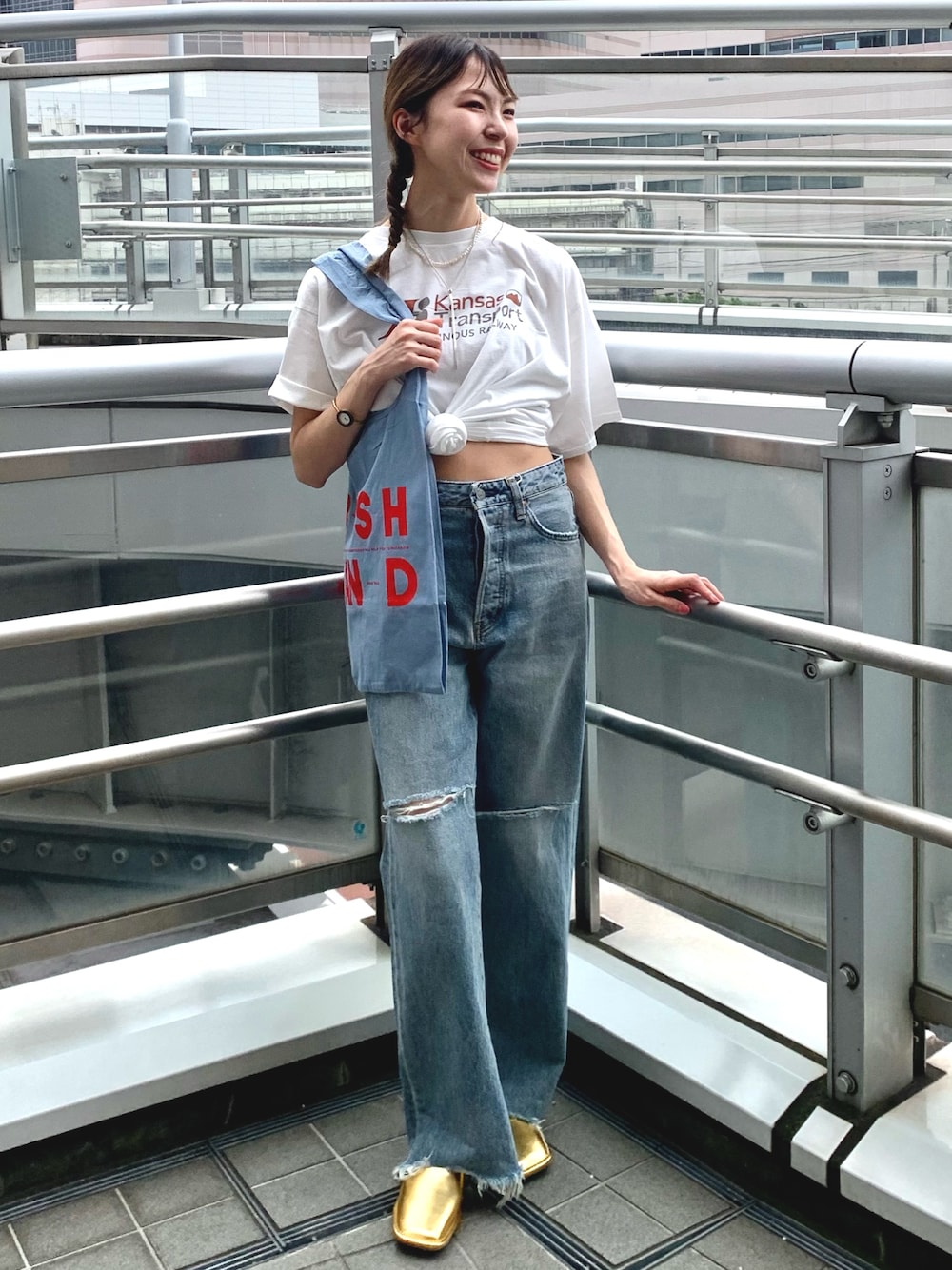 ホワイト系のTシャツ/カットソー、ブルー系のデニムパンツ、ゴールド系のローファーを着用したレディースの夏コーディネートの1枚目の写真