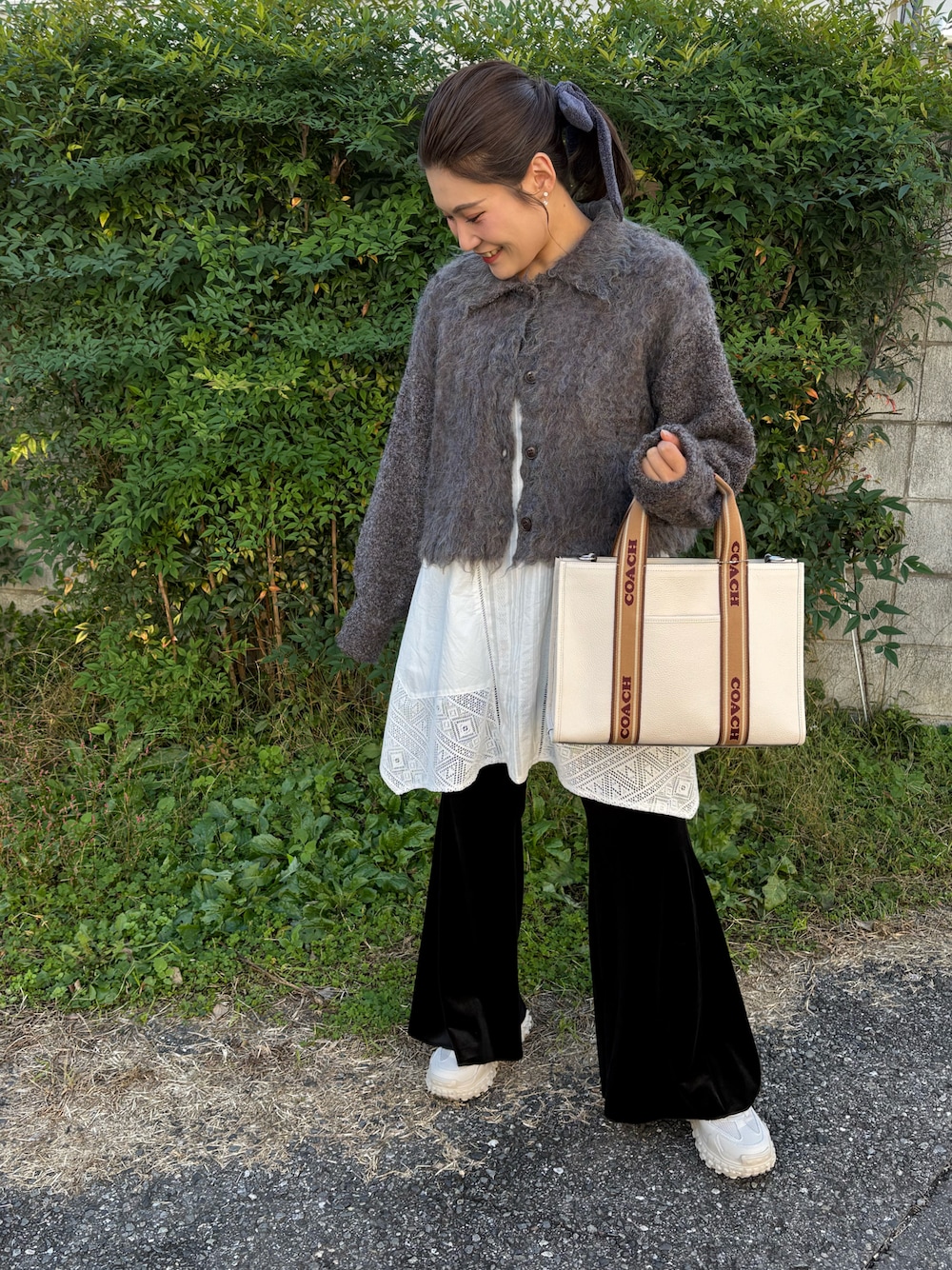 「カーディガン、ワンピース、オトナ女子、着回しコーデ、スニーカー、冬のコーデ、ベロア、パンツスタイル、いいね、save、フォローお願いします🤑、おしゃれさんと繋がりたい、大人かわいい、ニットカーディガン、30代コーデ、ブラック、カスタネ(Kastane)」｜「Kastaneの【2サイズ展開/低身長サイズ】ベロアフレアパンツ（その他パンツ、ブラック系）」を使った、teyonnngさん（レディース・159cm）の冬コーディネートの1枚目の写真