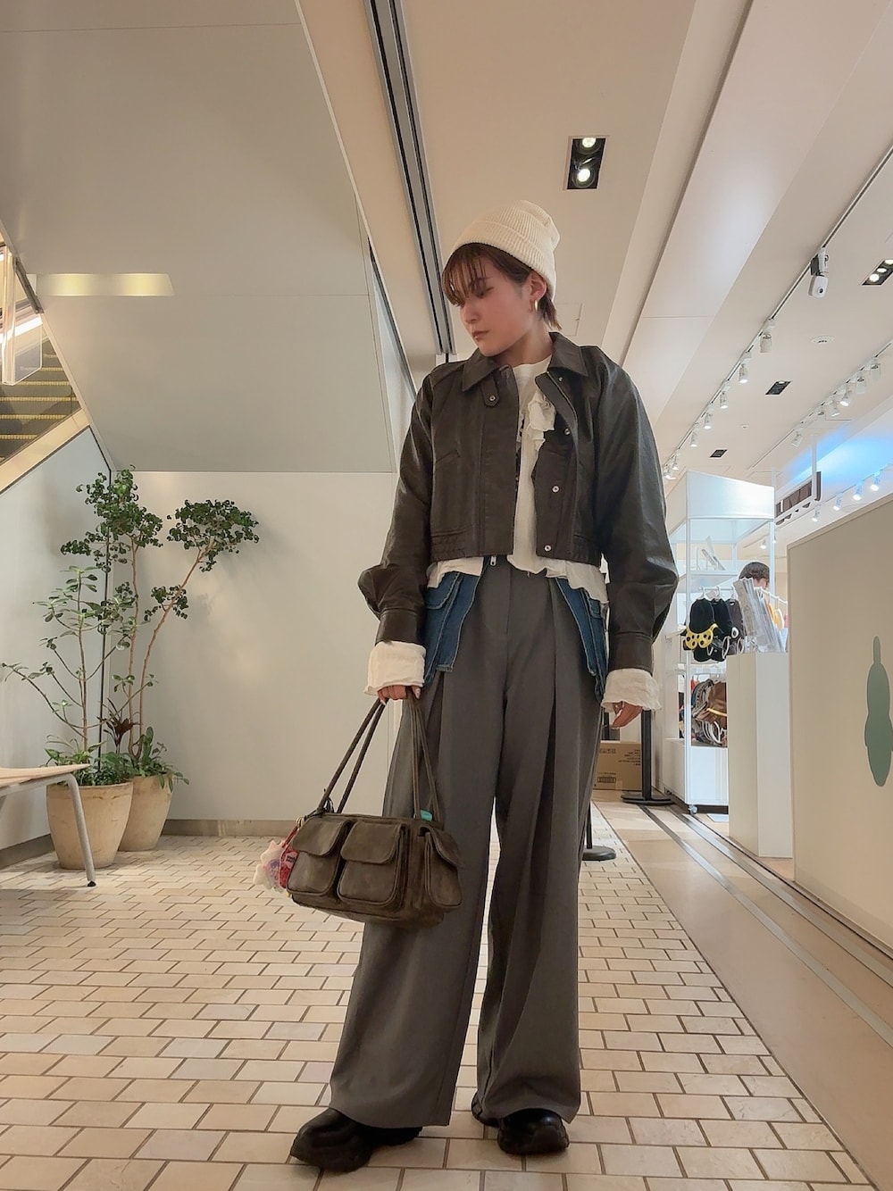 「ジャケット、レザー、スラックス、タックパンツ、ショートブーツ、ブラウス、プリントT、春服コーデ、ラップスカート、大人カジュアルコーデ、着回しコーデ、お出かけコーデ、いいね、save、フォローお願いします🤑、おしゃれさんと繋がりたい、今日のコーデ」｜「Kastaneのポケットボストンバッグ（ボストンバッグ、ブラウン系）」を使った、teyonnngさん（レディース・159cm）の春コーディネートの1枚目の写真