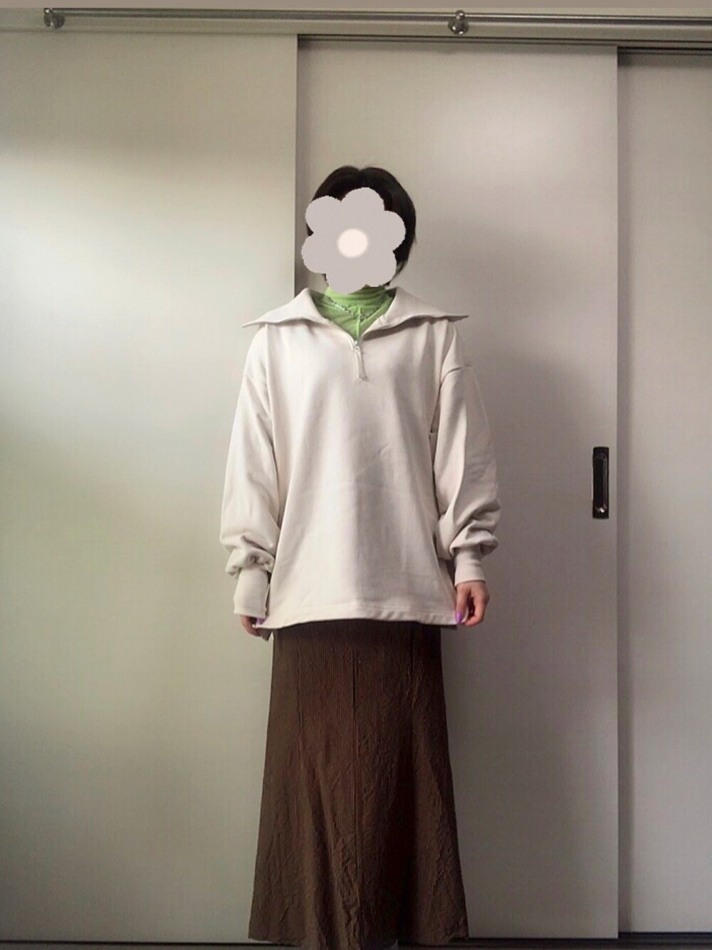 ホワイト系のスウェット、ブラウン系のスカート、グリーン系のTシャツ/カットソーを着用したレディースの春コーディネートの1枚目の写真