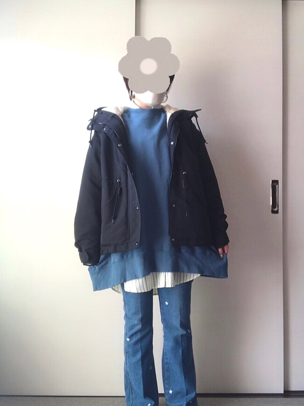 ブルー系のデニムパンツ、イエロー系のシャツ/ブラウス、ブルー系のスウェットを着用したレディースの春コーディネートの1枚目の写真