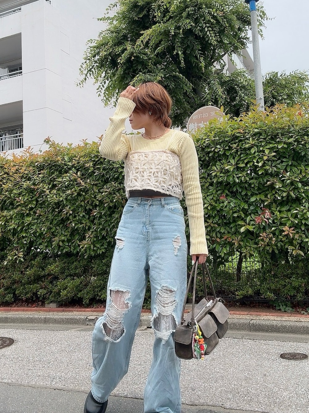 「デニム、ダメージデニムパンツ、ダメージデニム、ショート丈トップス、ビスチェ、サンダル、大人カジュアルコーデ、オトナ女子、着回しコーデ、春コーデ、いいね、save、フォローお願いします🤑、イエロー、オトナカワイイ、大人コーデ、デニムコーデ」｜「DISCOATの【S~XLサイズ】クロッグサボシューズ（その他シューズ、ブラック系）」を使った、teyonnngさん（レディース・159cm）の夏コーディネートの1枚目の写真
