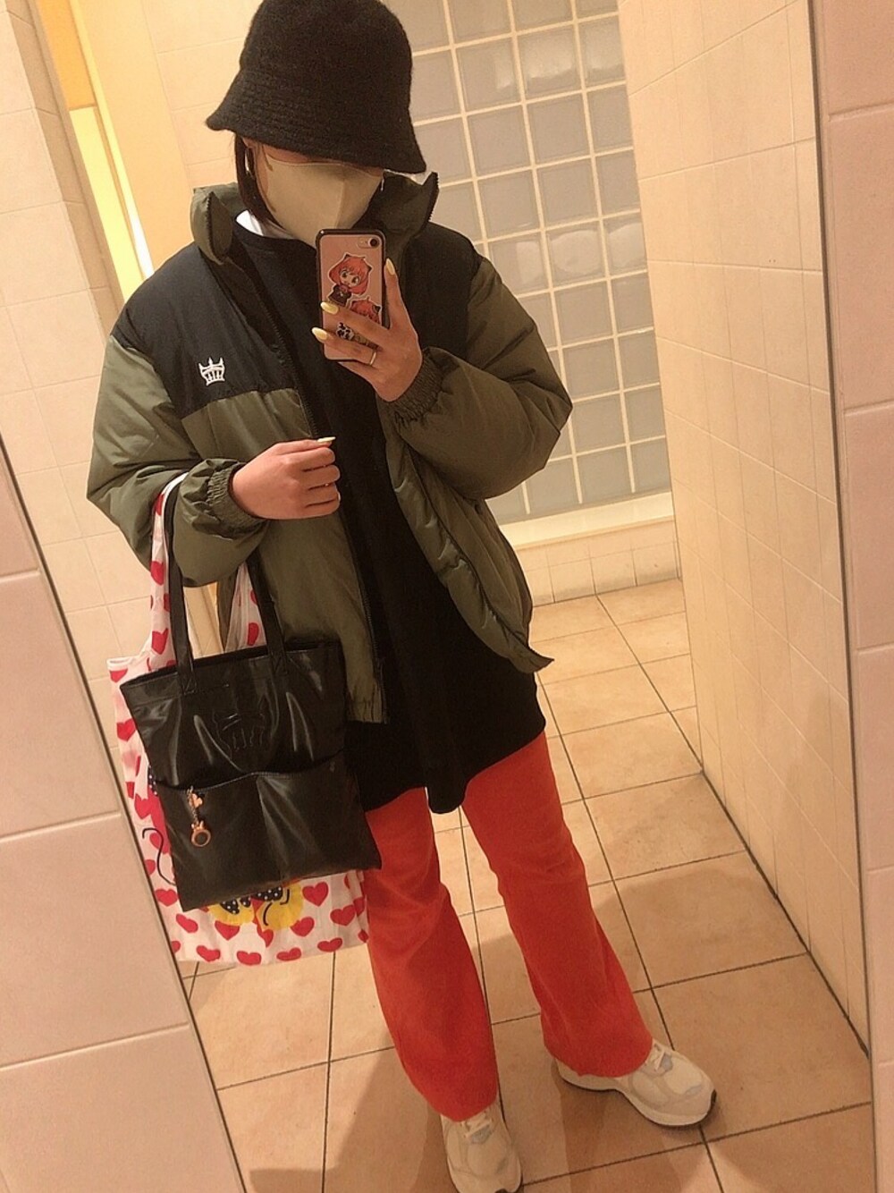 「ほめられ本命コーデ、オトナカジュアル、楽チンコーデ、今日のコーデ、オレンジ、カラーパンツ、おしゃれさんと繋がりたい、いいね、save、フォローお願いします🤑、スニーカー、ナイキ、休日コーデ、着回しコーデ、私の推しブランド、ユニクロ、オトナカワイイ」｜「NIKEのアイテム（スニーカー、ベージュ系）」を使った、teyonnngさん（レディース・159cm）の冬コーディネートの1枚目の写真