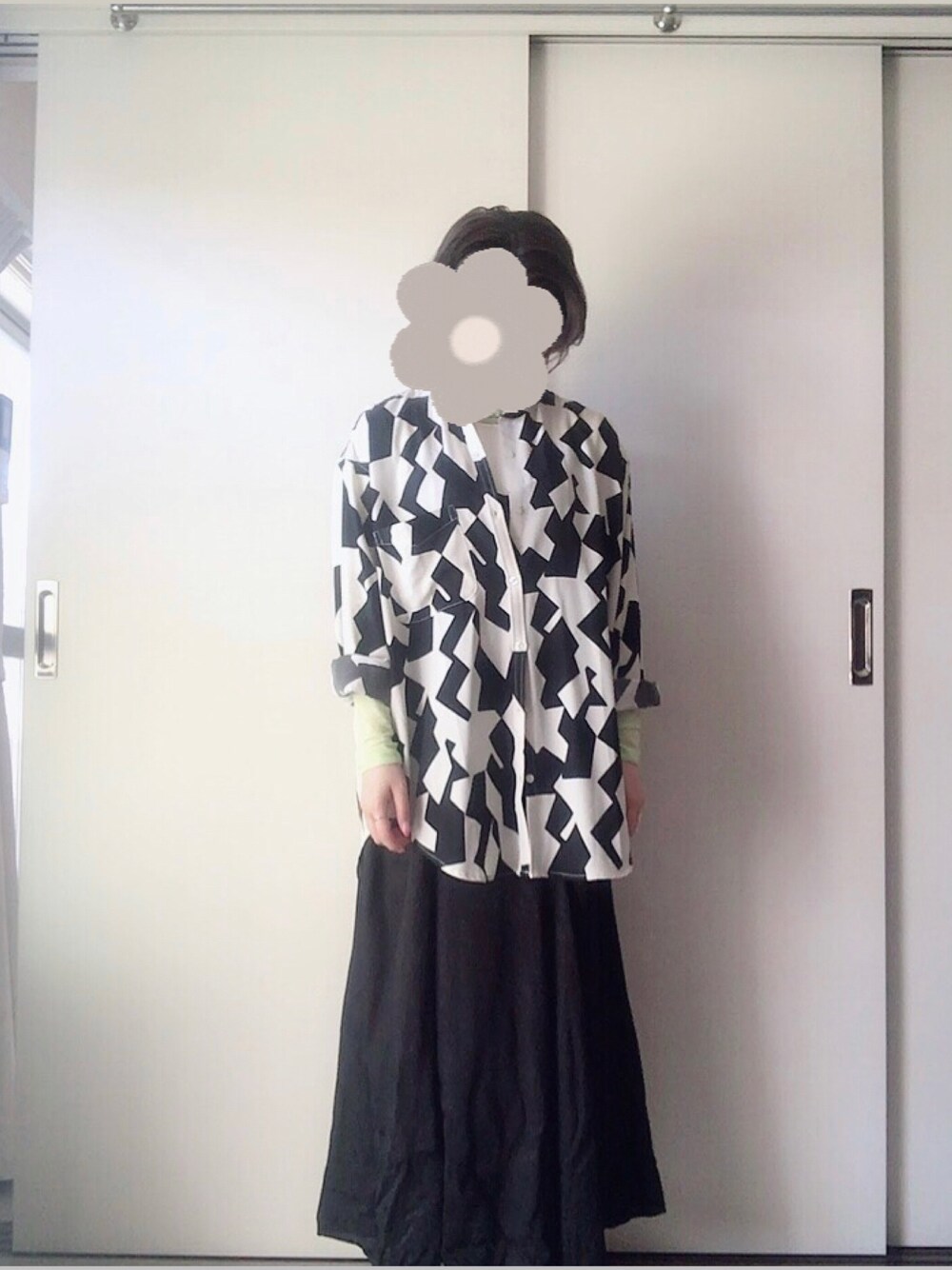 ブラック系のワンピース、ホワイト系のシャツ/ブラウス、グリーン系のTシャツ/カットソーを着用したレディースの春コーディネートの1枚目の写真