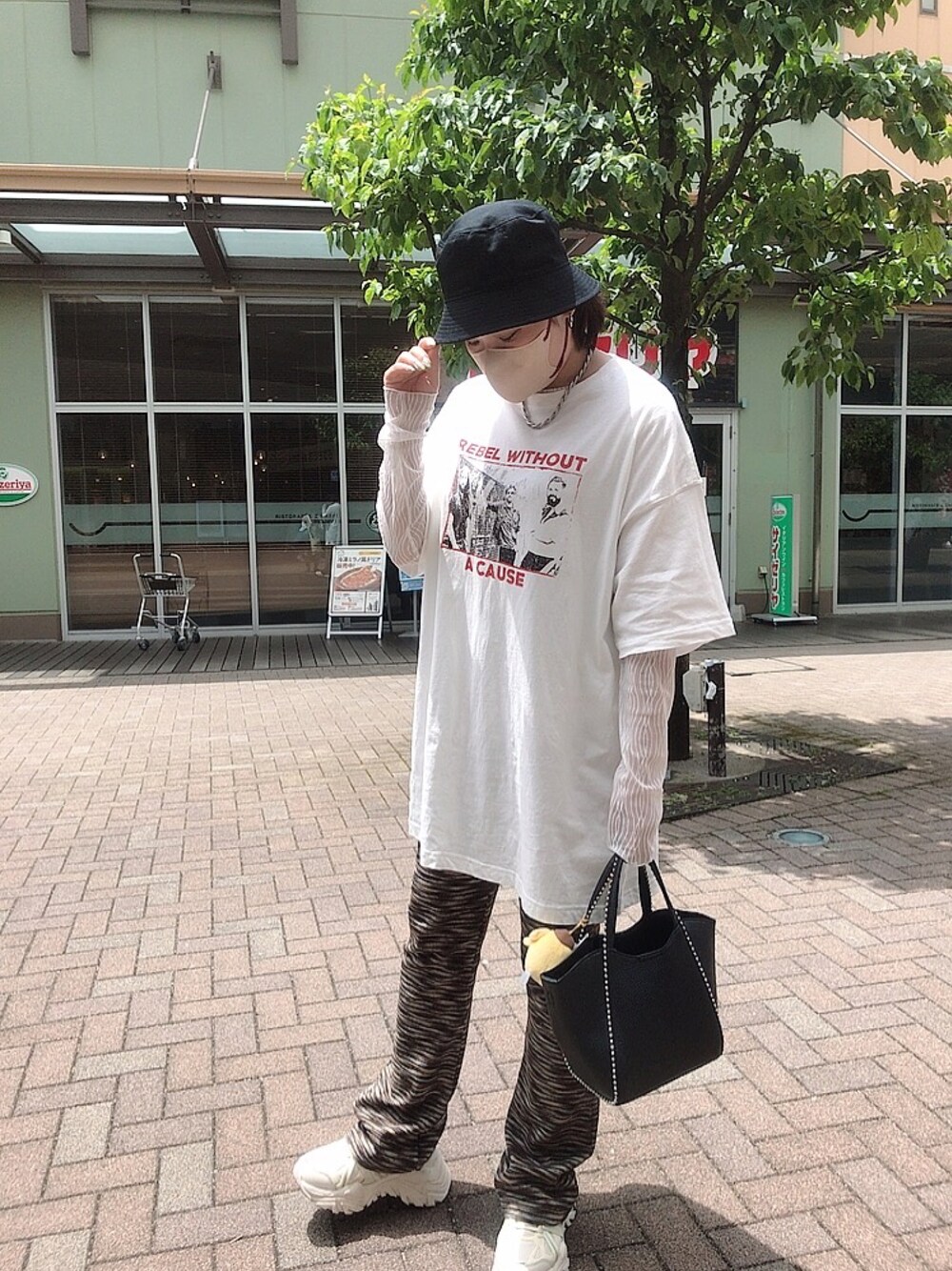 ホワイト系のスニーカー、ブラウン系のその他パンツ、ホワイト系のTシャツ/カットソーを着用したレディースの夏コーディネートの1枚目の写真