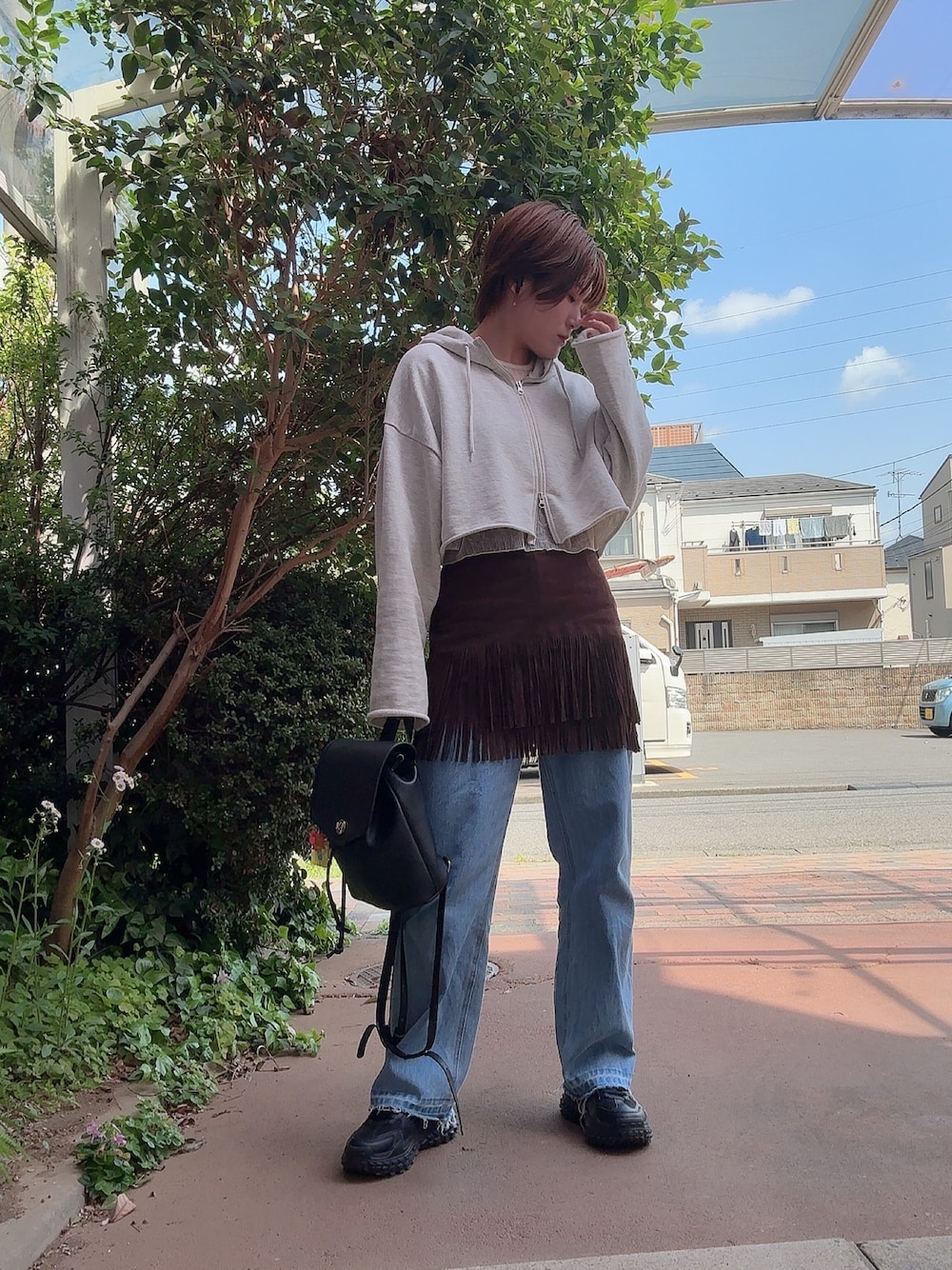 「ダブルジップ、パーカー、シアートップス、スカート、デニム、デニムパンツ、リュック、スニーカー、着回しコーデ、パーカー グレー、オトナ女子、いいね、save、フォローお願いします🤑、お出かけコーデ、おしゃれさんと繋がりたい、ショート丈トップス」｜「Kastaneの【カラバリ豊富】カップ付きクロップドブラキャミ（キャミソール、ブラック系）」を使った、teyonnngさん（レディース・159cm）の春コーディネートの1枚目の写真