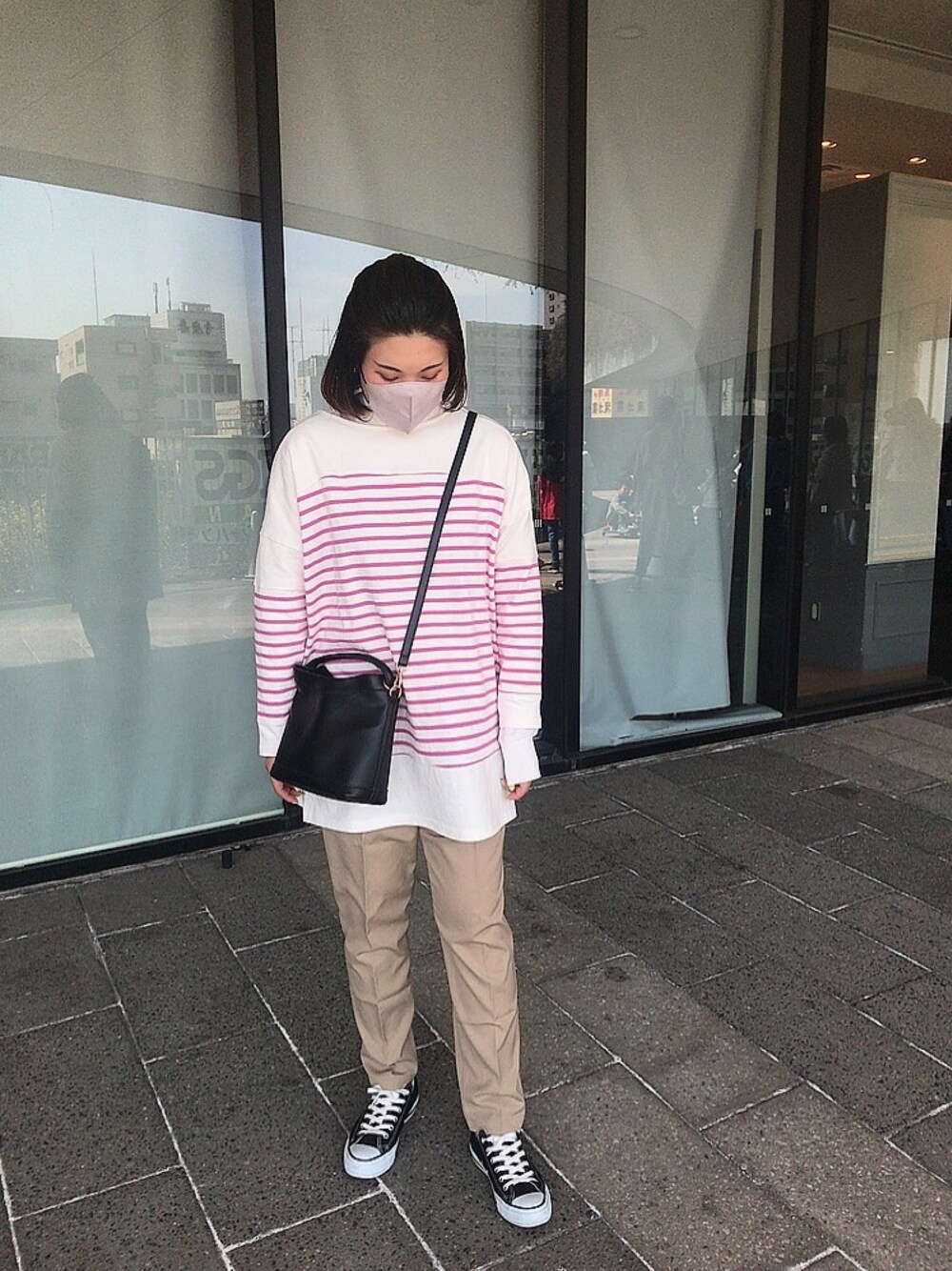 「オトナ女子、ラクチンコーデ、チノパン、ボーダー、ピンク、スニーカー、着回しコーデ、ショルダーバッグ、お洒落さんとつながりたい、いいね、save、フォローお願いします🤑、ベージュ、春服デビュー宣言、おでかけコーデ、カジュアル」｜「無印良品のアイテム（チノパンツ、ベージュ系）」を使った、teyonnngさん（レディース・159cm）の春コーディネートの1枚目の写真