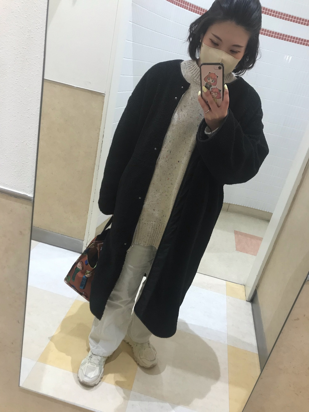 「着回しコーデ、オトナ女子、ホワイトコーデ、白パンツ、休日コーデ、オトナカワイイ、パンツスタイル、いいね、save、フォローお願いします🤑、おしゃれさんと繋がりたい、ニット」｜「FILAのFILA/フィラ エレクトローブ 厚底 スニーカー 韓国 5RM01744-101（スニーカー、ホワイト系）」を使った、teyonnngさん（レディース・159cm）の冬コーディネートの1枚目の写真