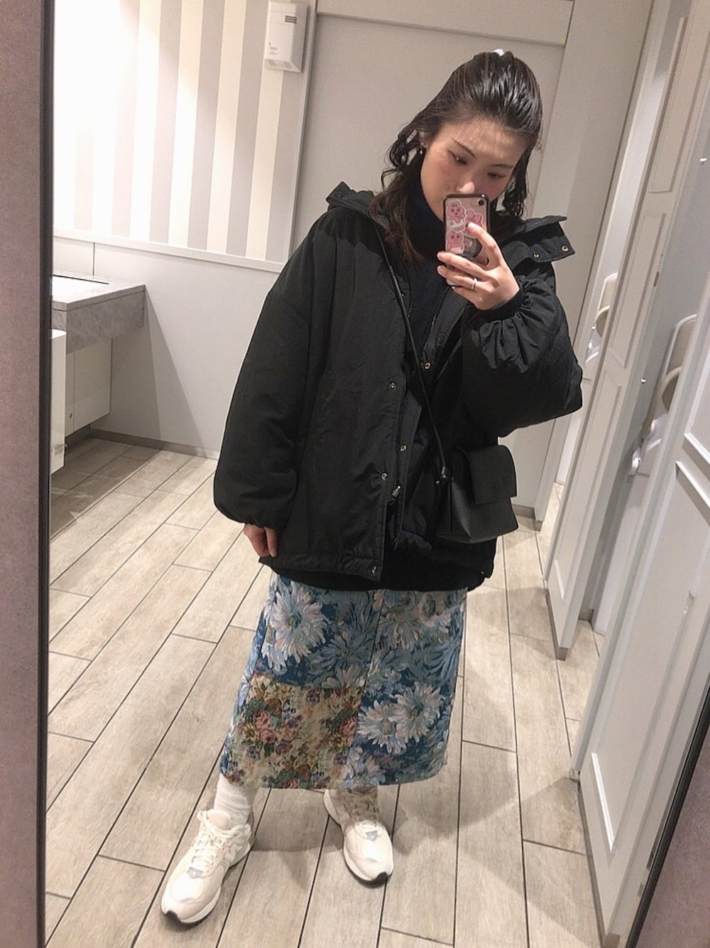 「オトナ女子、花柄、スウェット、タートルネック、ブルー、スニーカー、着回しコーデ、冬アウター、冬コーデ、ブラック、ゆったりコーデ、いいね、save、フォローお願いします🤑、おしゃれさんと繋がりたい、柄スカート、大人かわいい」｜「NIKEのアイテム（スニーカー、ベージュ系）」を使った、teyonnngさん（レディース・159cm）の冬コーディネートの1枚目の写真
