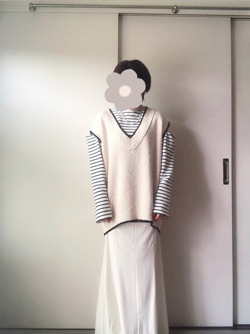 「カジュアルコーデ、ベスト、春服みてみて、春服、ボーダー、さしいろ、着回しコーデ、着回し抜群、おしゃれさんと繋がりたい、今日のコーデ、春コーデ、ホワイト、スカート」｜「Kastaneのチルデンニットベスト（ベスト、ホワイト系）」を使った、teyonnngさん（レディース・159cm）の春コーディネートの1枚目の写真