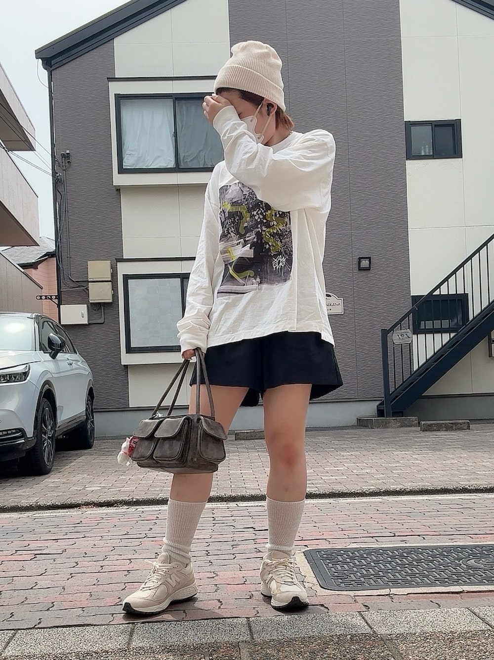 「ゆるコーデ、ショートパンツ、スニーカー、スニーカー×靴下、ロンT、プリントT、春服、ニット帽、春服コーデ、カジュアル、いいね、save、フォローお願いします🤑、おしゃれさんと繋がりたい、大人ファッション、着回しコーデ、今日のコーデ」｜「NIKEのアイテム（スニーカー、ベージュ系）」を使った、teyonnngさん（レディース・159cm）の春コーディネートの1枚目の写真