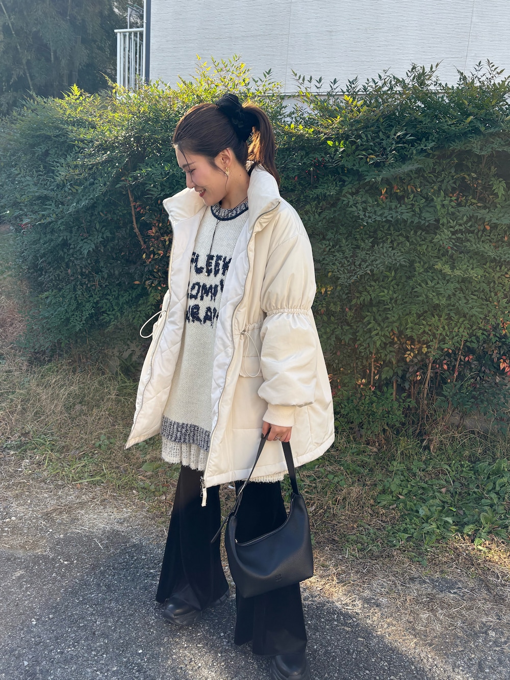 「冬アウター、白アウター、ベロア、フレアパンツ、レイヤードスタイル、ワンピース、ロゴニット、ニット、大人女子、着回しコーデ、いいね、save、フォローお願いします🤑、おしゃれさんと繋がりたい、今日のコーデ、大人可愛い、ブーツ」｜「ORiental TRafficの2024秋冬新作 スニーカーソールサイドゴアブーツ 41432（ブーツ、ブラック系）」を使った、teyonnngさん（レディース・159cm）の冬コーディネートの1枚目の写真