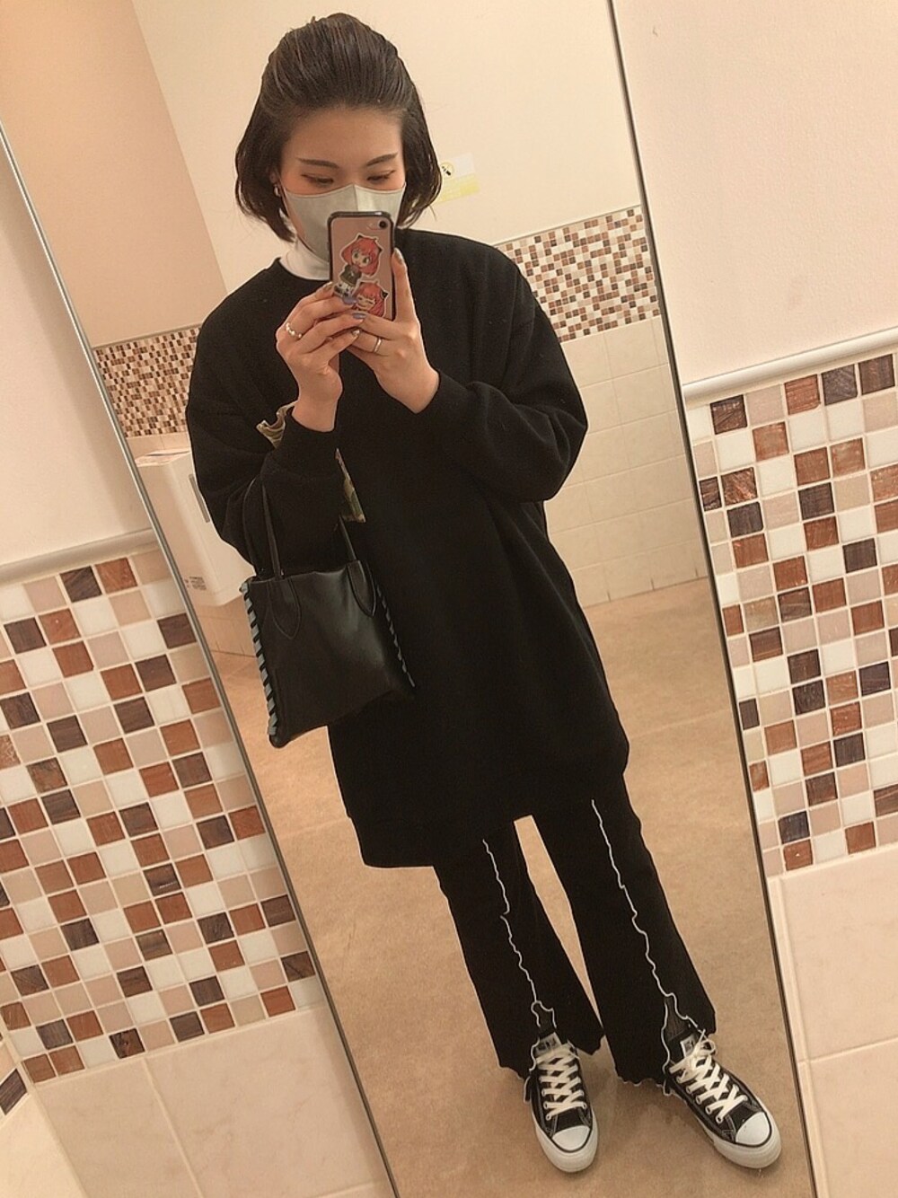 ブラック系のスニーカー、ブラック系のその他パンツ、ブラック系のショルダーバッグを着用したレディースの冬コーディネートの1枚目の写真