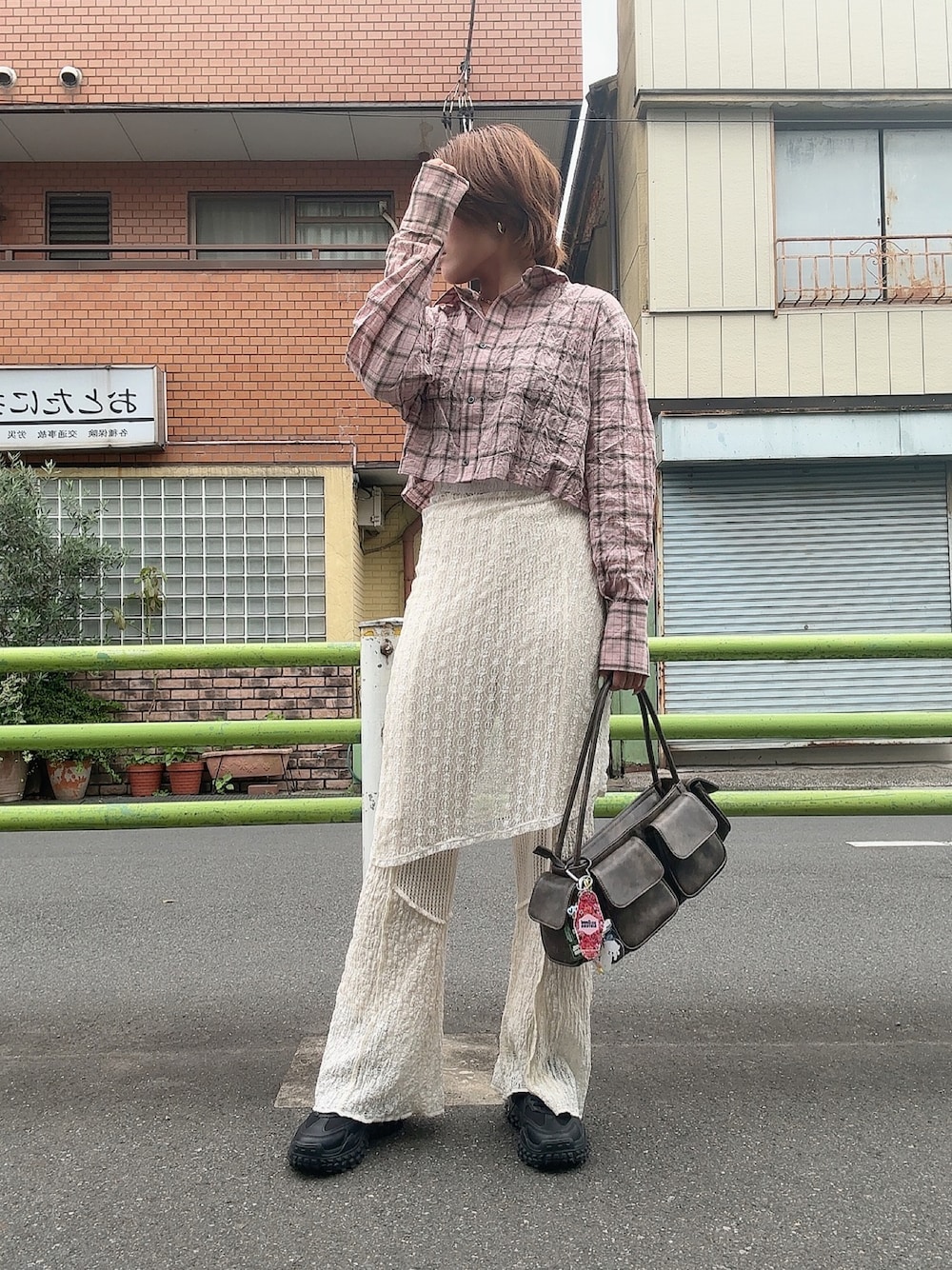 「チェックシャツ、ピンク、レイヤードスタイル、ピンクシャツ、着回しコーデ、春服、大人可愛い、パンツスタイル、スニーカー、お出かけコーデ、オトナ女子、ショート丈、オトナカワイイ、いいね、save、フォローお願いします🤑、シャツコーデ」｜「ORiental TRafficの変形ボリュームソールスニーカー OT3734（スニーカー、ブラック系）」を使った、teyonnngさん（レディース・159cm）の夏コーディネートの1枚目の写真