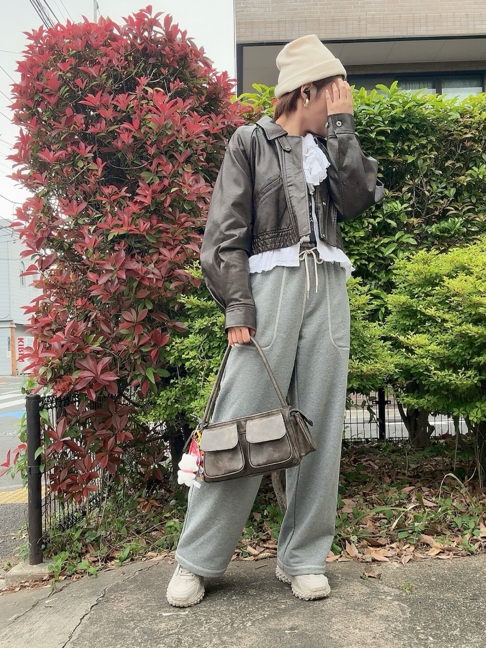 「スニーカー、スウェット、スウェットパンツ、カジュアル、レザー、大人カジュアル、プリントT、カーディガン、春服コーデ、着回しコーデ、ニット帽、カジュアルスタイル、パンツコーデ、いいね、save、フォローお願いします🤑、春」｜「ORiental TRafficの変形ボリュームソールスニーカー/OT3734（スニーカー、グレー系）」を使った、teyonnngさん（レディース・159cm）の春コーディネートの1枚目の写真