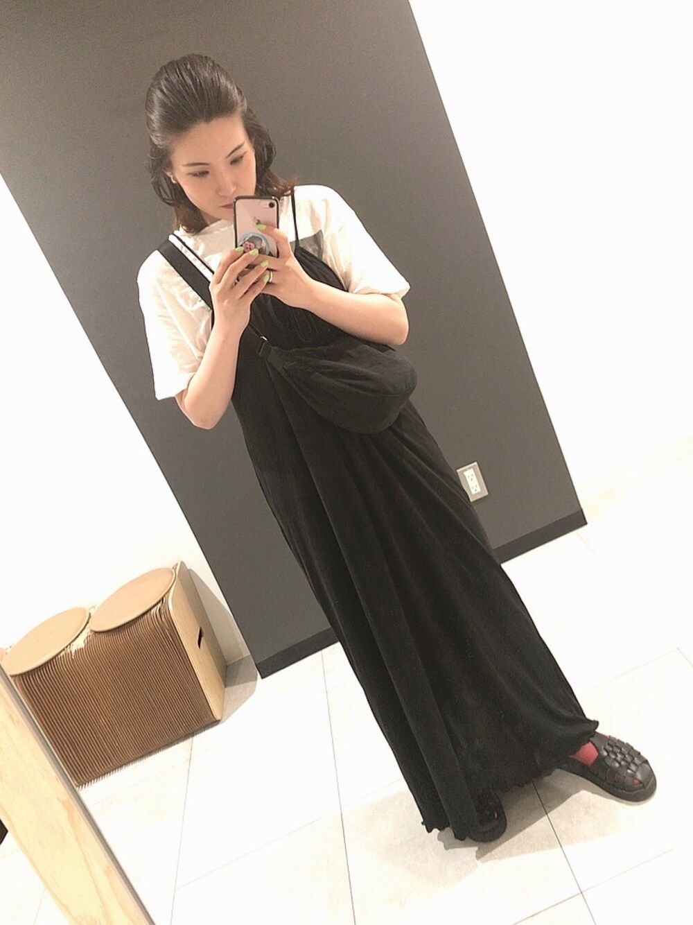 ブラック系のサンダル、ブラック系のワンピース、ホワイト系のTシャツ/カットソーを着用したレディースの夏コーディネートの1枚目の写真