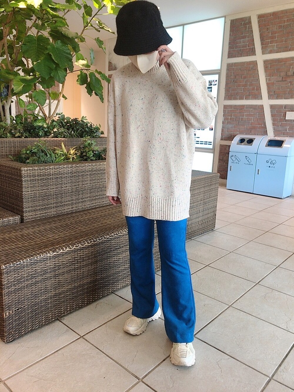 ホワイト系のスニーカー、ブルー系のその他パンツ、ベージュ系のニット/セーターを着用したレディースの秋コーディネートの1枚目の写真