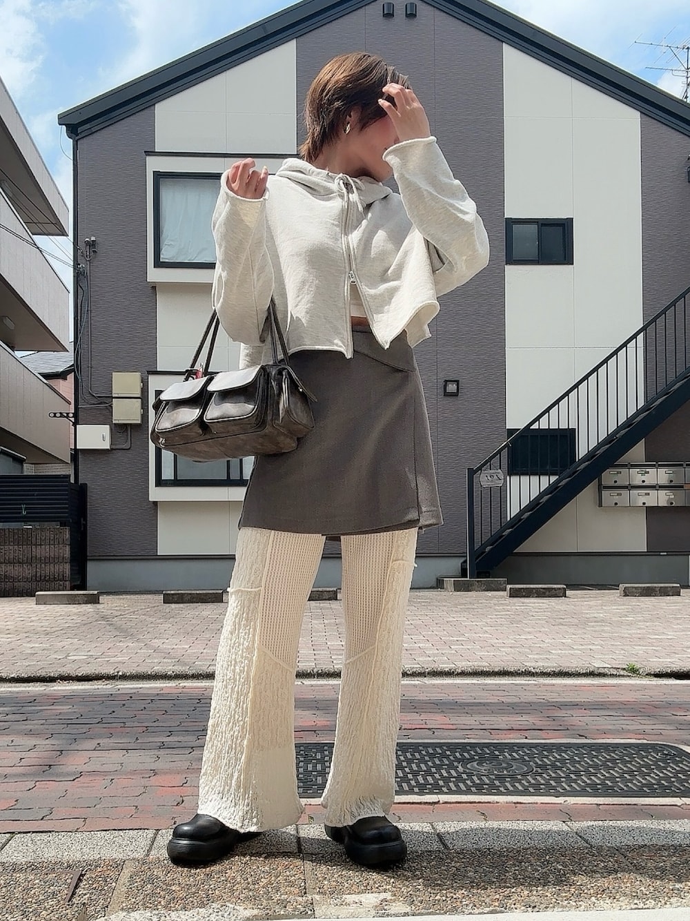 「パーカー、レイヤードスタイル、ミニスカート、パンツスタイル、サンダル、着回しコーデ、春服、大人カジュアルコーデ、おでかけコーデ、オトナカジュアル、スカートスタイル、いいね、save、フォローお願いします🤑、グレーコーデ、春ファッション、今日のコーデ」｜「DISCOATの【S~XLサイズ】クロッグサボシューズ（その他シューズ、ブラック系）」を使った、teyonnngさん（レディース・159cm）の春コーディネートの1枚目の写真