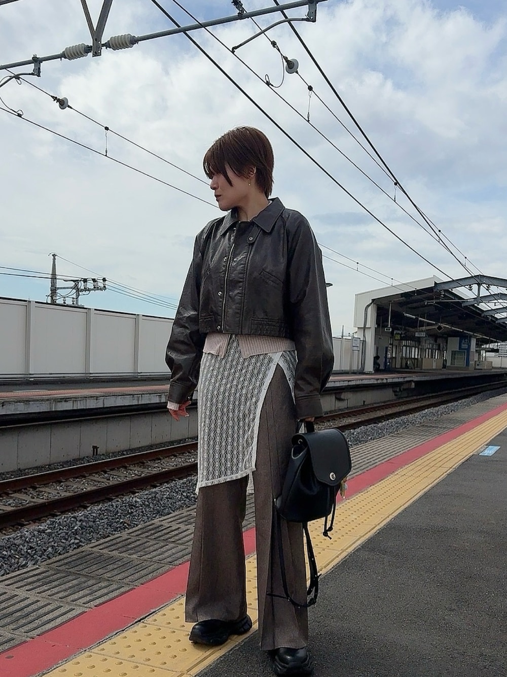 「春コーデ、レザー、レザージャケット、パンツスタイル、ブラウン、カーディガン、ニット、春カラー、着回しコーデ、スカート、春、いいね、save、フォローお願いします🤑、おしゃれさんと繋がりたい、ブーツ、パンツ」｜「ORiental TRafficの2024秋冬新作 スニーカーソールサイドゴアブーツ 41432（ブーツ、ブラック系）」を使った、teyonnngさん（レディース・159cm）の春コーディネートの1枚目の写真