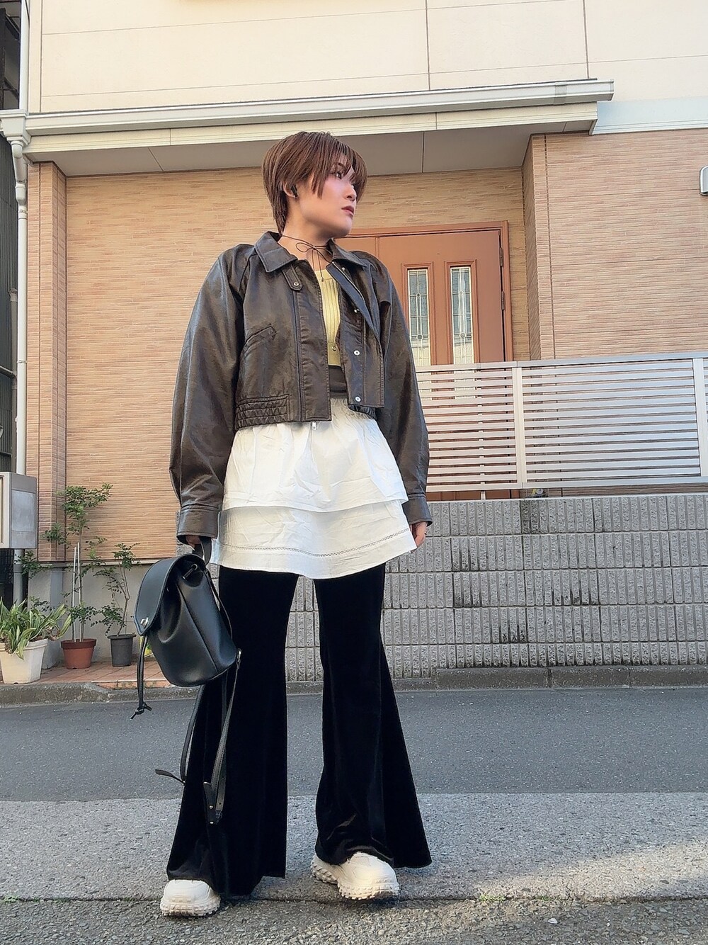 「レザー、ベロア、ベロアパンツ、ニット、春コーデ、スカート、スニーカー、着回しコーデ、リュック、パンツスタイル、オトナ女子、いいね、save、フォローお願いします🤑、おしゃれさんと繋がりたい、春アウター、春」｜「ORiental TRafficの変形ボリュームソールスニーカー/OT3734（スニーカー、グレー系）」を使った、teyonnngさん（レディース・159cm）の春コーディネートの1枚目の写真