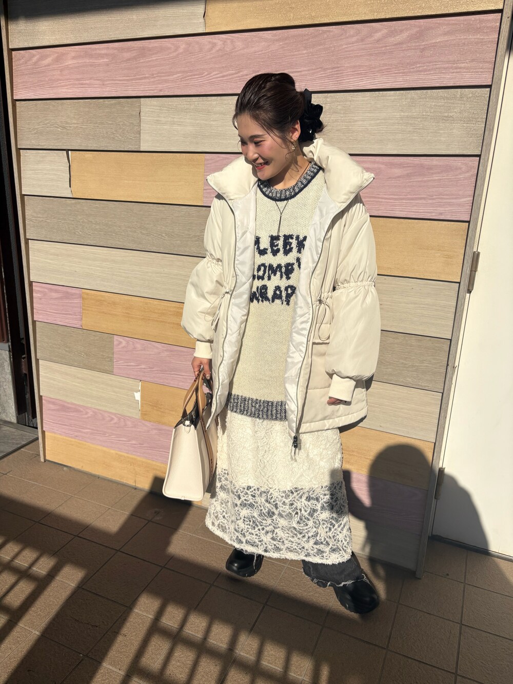 「ロゴニット、ワンピース、デニム、レイヤードスタイル、ブーツスタイル、着回しコーデ、ホワイトコーデ、アウター、冬アウター、いいね、save、フォローお願いします🤑、おしゃれさんと繋がりたい、お出かけコーデ、今日のコーデ、大人コーデ、ニット」｜「ORiental TRafficの2024秋冬新作 スニーカーソールサイドゴアブーツ 41432（ブーツ、ブラック系）」を使った、teyonnngさん（レディース・159cm）の冬コーディネートの1枚目の写真