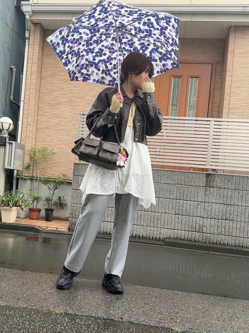 「春コーデ、春服、スウェット、スウェットパンツ、ワンピース、ニット、ショート丈トップス、スニーカー、レザー、大人カジュアル、着回しコーデ、いいね、save、フォローお願いします🤑、ラクチンコーデ、おしゃれさんと繋がりたい、大人可愛い」｜「ワークマン女子のアイテム（スウェットパンツ、グレー系）」を使った、teyonnngさん（レディース・159cm）の春コーディネートの1枚目の写真