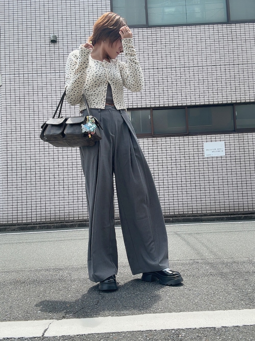 「カジュアル、カーディガン、タックパンツ、パンツスタイル、お出かけコーデ、春服、春コーデ、着回しコーデ、いいね、save、フォローお願いします🤑、大人可愛い、オトナ女子、オトナカワイイ、大人コーデ、グレー、イエベ」｜「Kastaneの厚底メリージェーンシューズ（ドレスシューズ、ブラック系）」を使った、teyonnngさん（レディース・159cm）の夏コーディネートの1枚目の写真