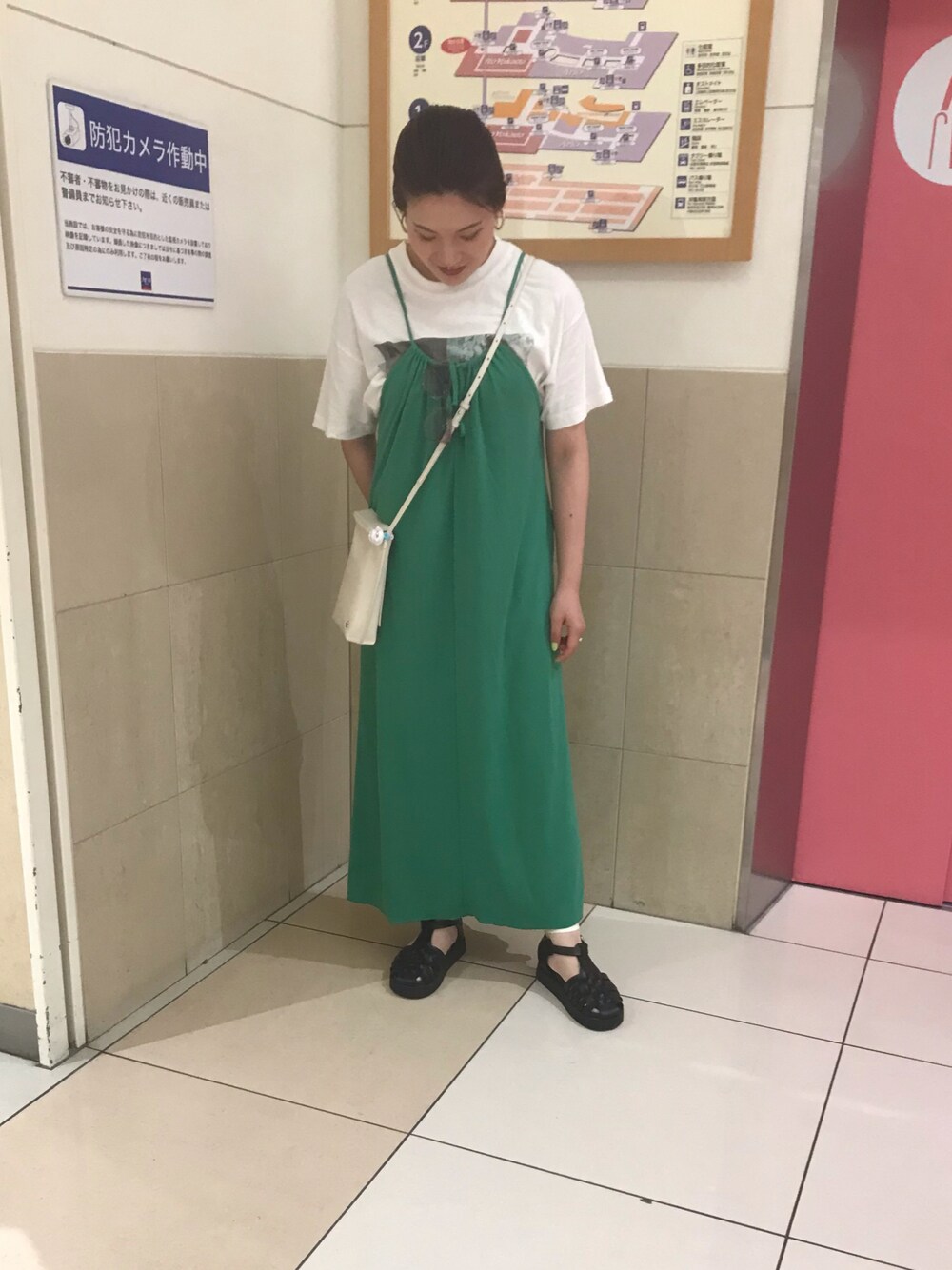 ブラック系のサンダル、ホワイト系のTシャツ/カットソー、グリーン系のワンピースを着用したレディースの夏コーディネートの1枚目の写真