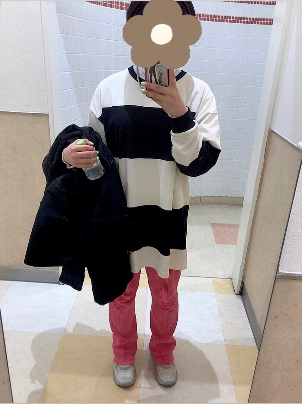 ホワイト系のスニーカー、ピンク系のその他パンツ、ホワイト系のTシャツ/カットソーを着用したレディースの春コーディネートの1枚目の写真