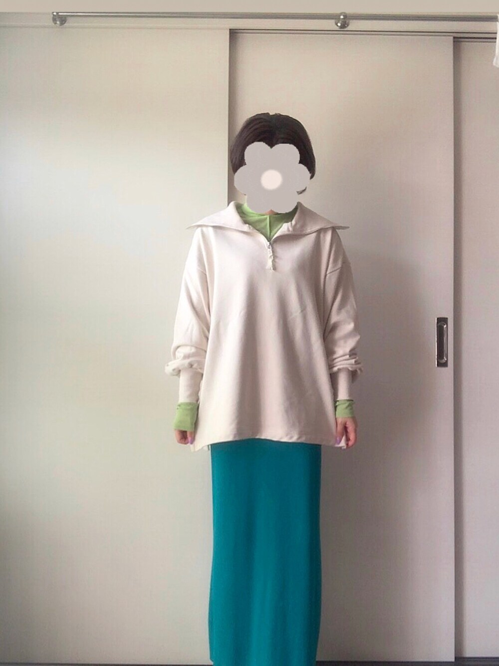 ホワイト系のスウェット、グリーン系のTシャツ/カットソー、グリーン系のスカートを着用したレディースの春コーディネートの1枚目の写真