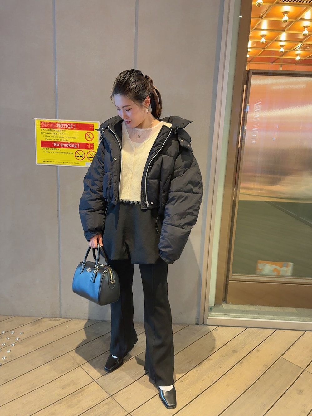 「冬アウター、秋冬コーデ、大人かわいい、パンプス×靴下、パンプス、スカート、パンツスタイル、ブラックコーデ、着回しコーデ、お洒落さんとつながりたい、いいね、save、フォローお願いします🤑、カーディガン、ホワイト、お出かけコーデ、シアートップス」｜「ORiental TRafficのダブルストラップヒールパンプス/31308（パンプス、ブラック系）」を使った、teyonnngさん（レディース・159cm）の秋コーディネートの1枚目の写真
