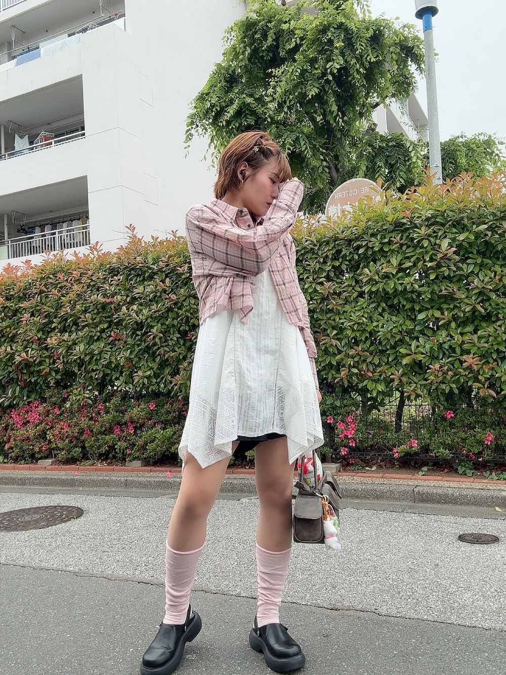 「シャツスタイル、ワンピース、スカート、ショートパンツ、サンダル、ピンクシャツ、おでかけコーデ、着回しコーデ、春コーデ、春夏コーデ、いいね、save、フォローお願いします🤑、今日のコーデ、大人女子、ワンピースコーデ、大人かわいい」｜「DISCOATの【S~XLサイズ】クロッグサボシューズ（その他シューズ、ブラック系）」を使った、teyonnngさん（レディース・159cm）の春コーディネートの1枚目の写真