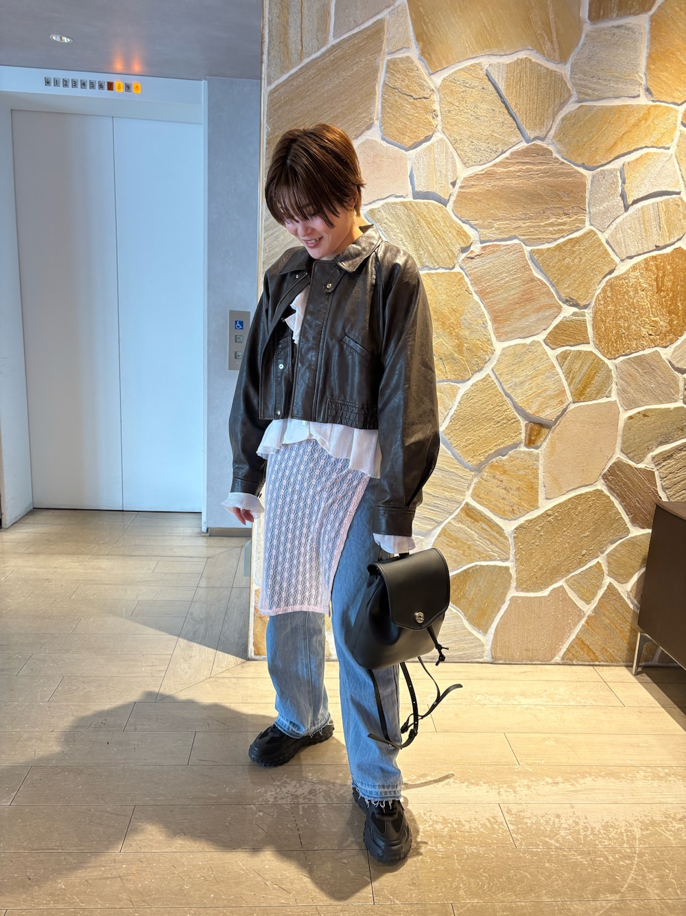 「ディズニーコーデ、ブラウス、デニム、スカート、春服コーデ、レザー、スニーカー、リュック、デニムパンツ、着回しコーデ、春服、大人ファッション、オトナカジュアル、いいね、save、フォローお願いします🤑、おしゃれさんと繋がりたい」｜「ORiental TRafficの変形ボリュームソールスニーカー OT3734（スニーカー、ブラック系）」を使った、teyonnngさん（レディース・159cm）の春コーディネートの1枚目の写真