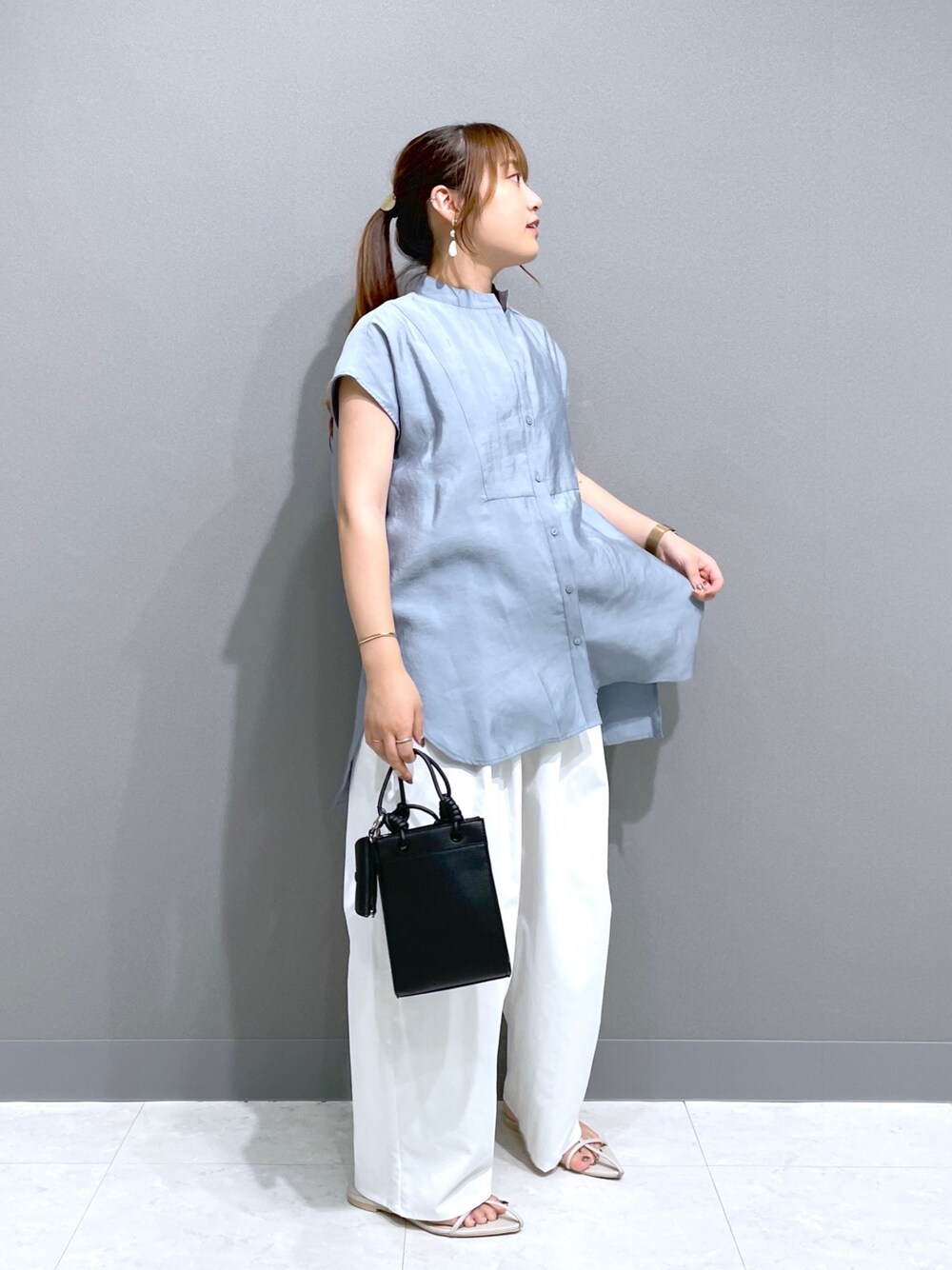 ブルー系のシャツ/ブラウス、ホワイト系のパンツ、ホワイト系のサンダルを着用したレディースの秋コーディネートの1枚目の写真