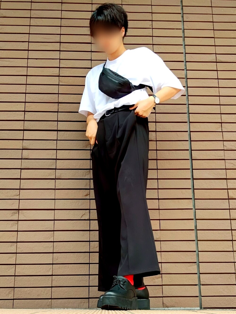 ホワイト系のTシャツ/カットソー、ブラック系のスラックス、ブラック系のボディバッグ/ウエストポーチを着用したメンズの秋コーディネートの1枚目の写真