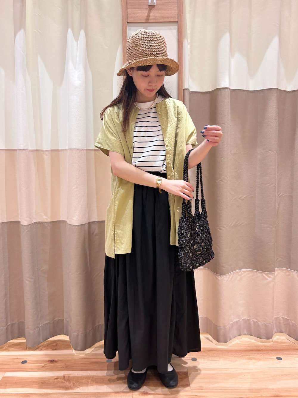 ブラック系のTシャツ/カットソー、イエロー系のシャツ/ブラウス、ブラック系のハンドバッグを着用したレディースの夏コーディネートの1枚目の写真