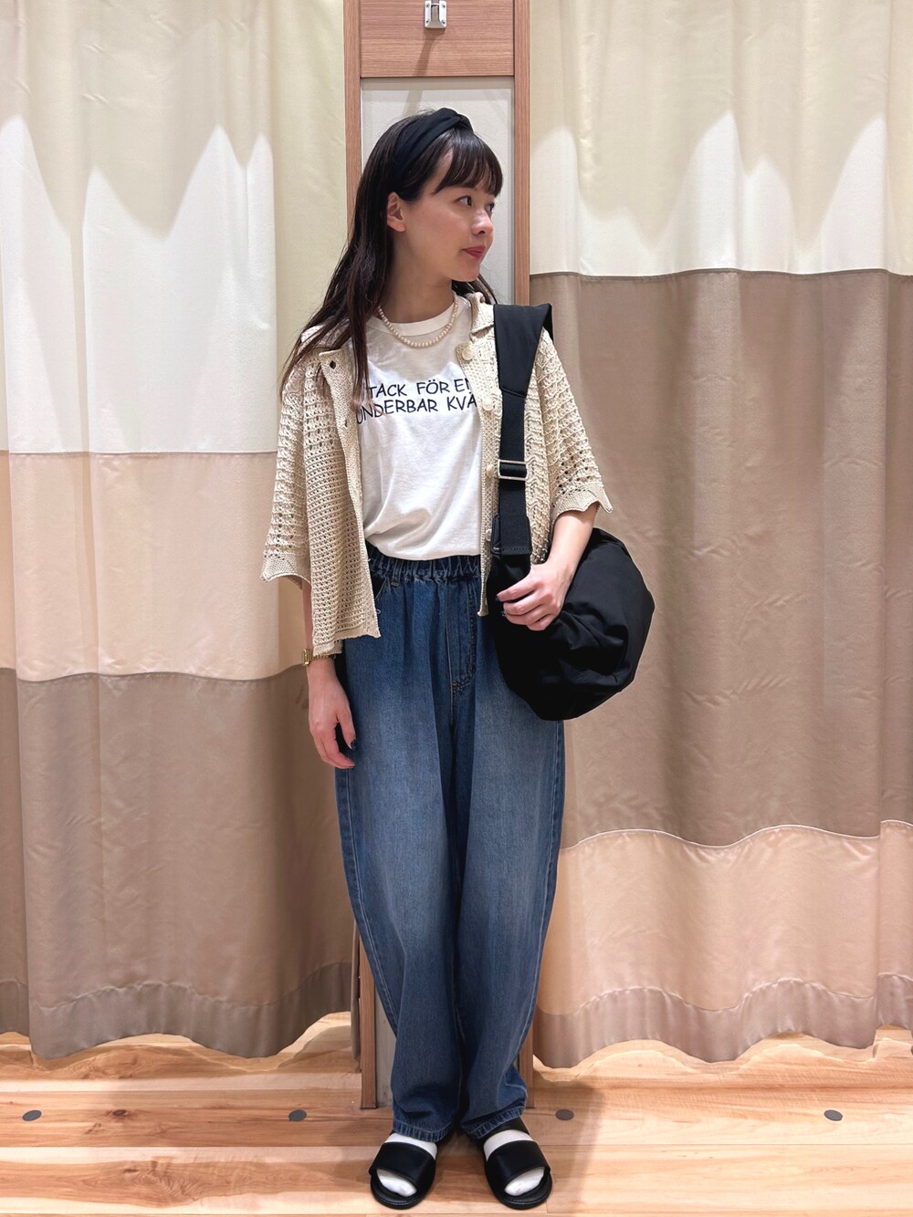 ブルー系のその他パンツ、ホワイト系のTシャツ/カットソー、ホワイト系のカーディガン/ボレロを着用したレディースの夏コーディネートの1枚目の写真