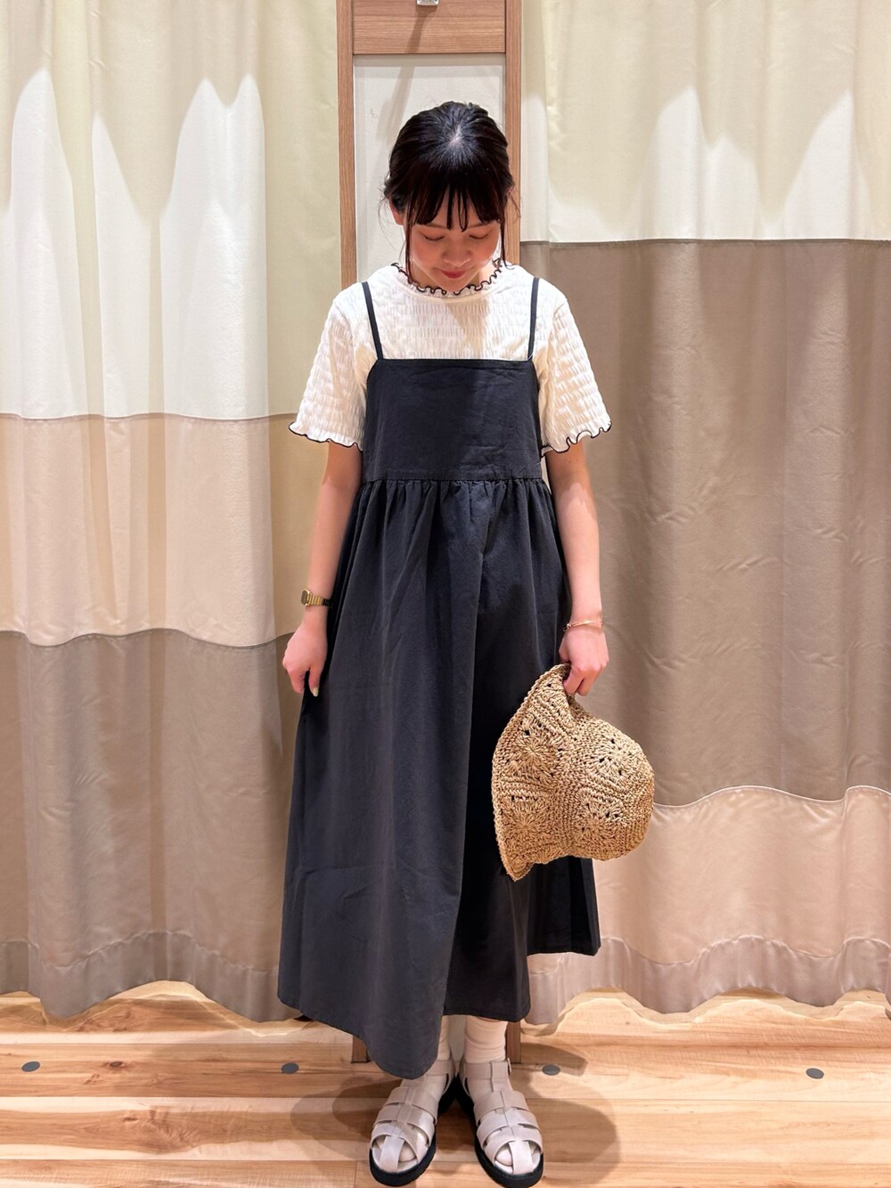 「Samansa Mos2、SM2、カジュアルコーデ、初夏コーデ、夏コーデ、春コーデ、モノトーンコーデ、シンプル、Tシャツ、大人かわいい、キャミワンピ、ロングワンピース、メロートップス、グルカサンダル、麦わら帽子」｜「Samansa Mos2のペーパークロシェハット（ハット、ベージュ系）」を使った、asumiさん（レディース・160cm）の春コーディネートの1枚目の写真