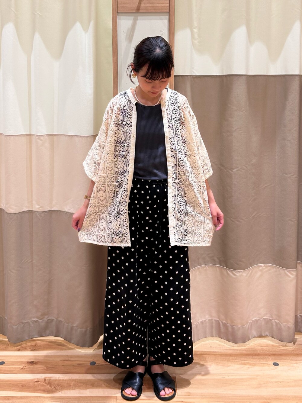 グレー系のタンクトップ、ホワイト系のシャツ/ブラウス、ブラック系のその他パンツを着用したレディースの夏コーディネートの1枚目の写真