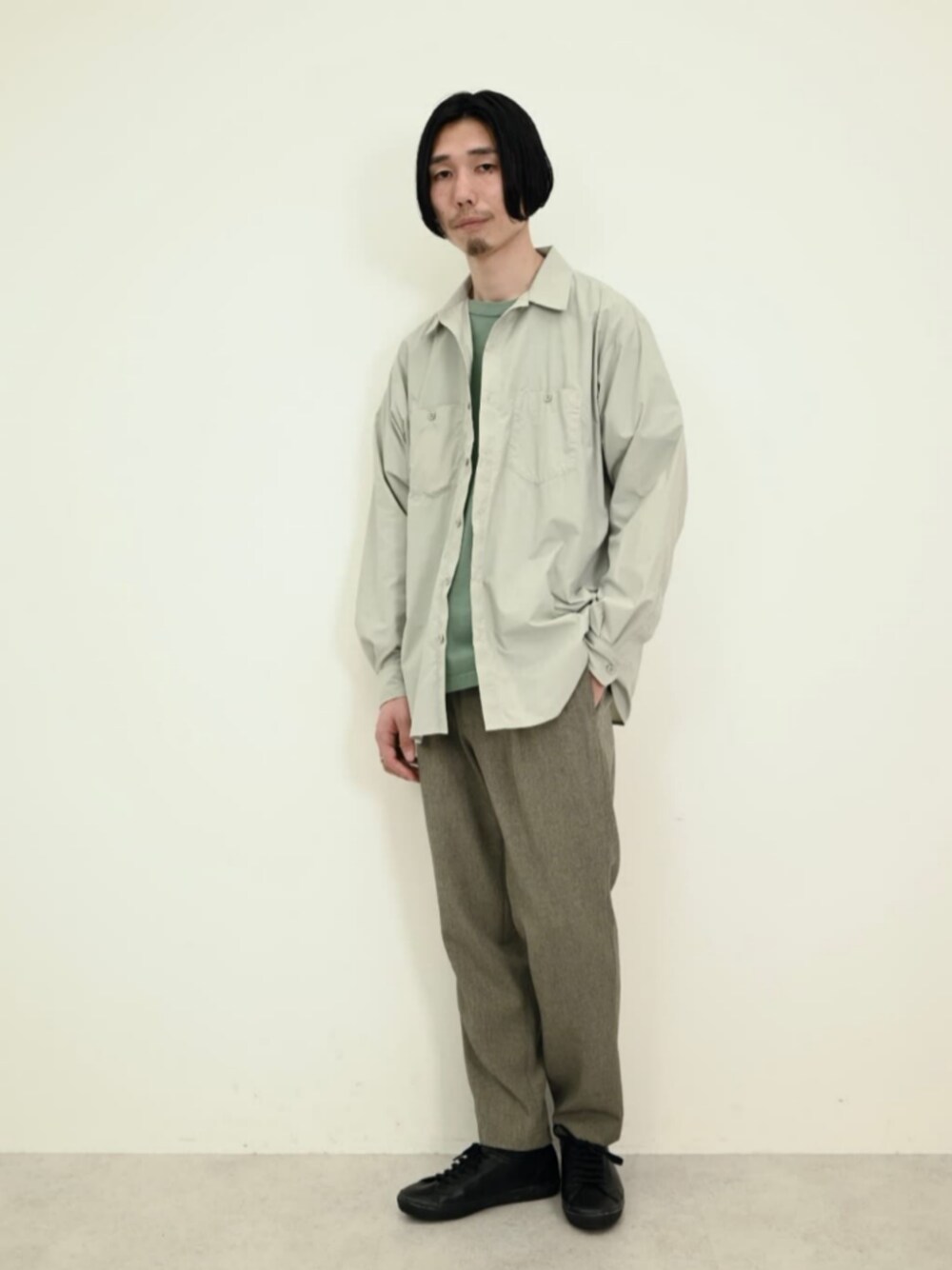 グレー系のその他パンツ、グレー系のシャツ/ブラウスを着用したメンズの冬コーディネートの1枚目の写真