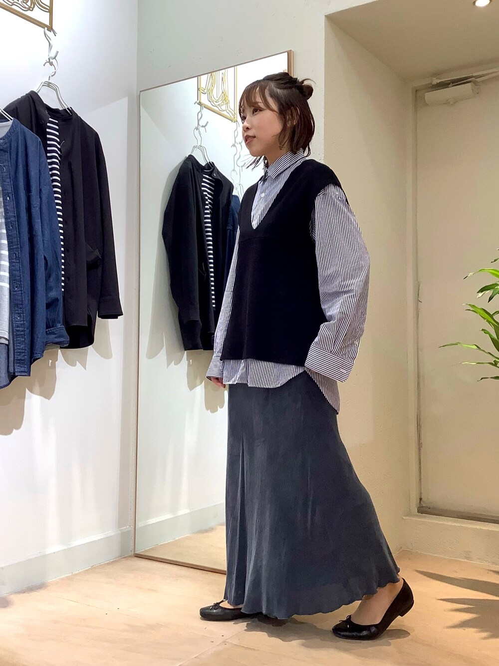 ブルー系のシャツ/ブラウスを着用したレディースの秋コーディネートの1枚目の写真