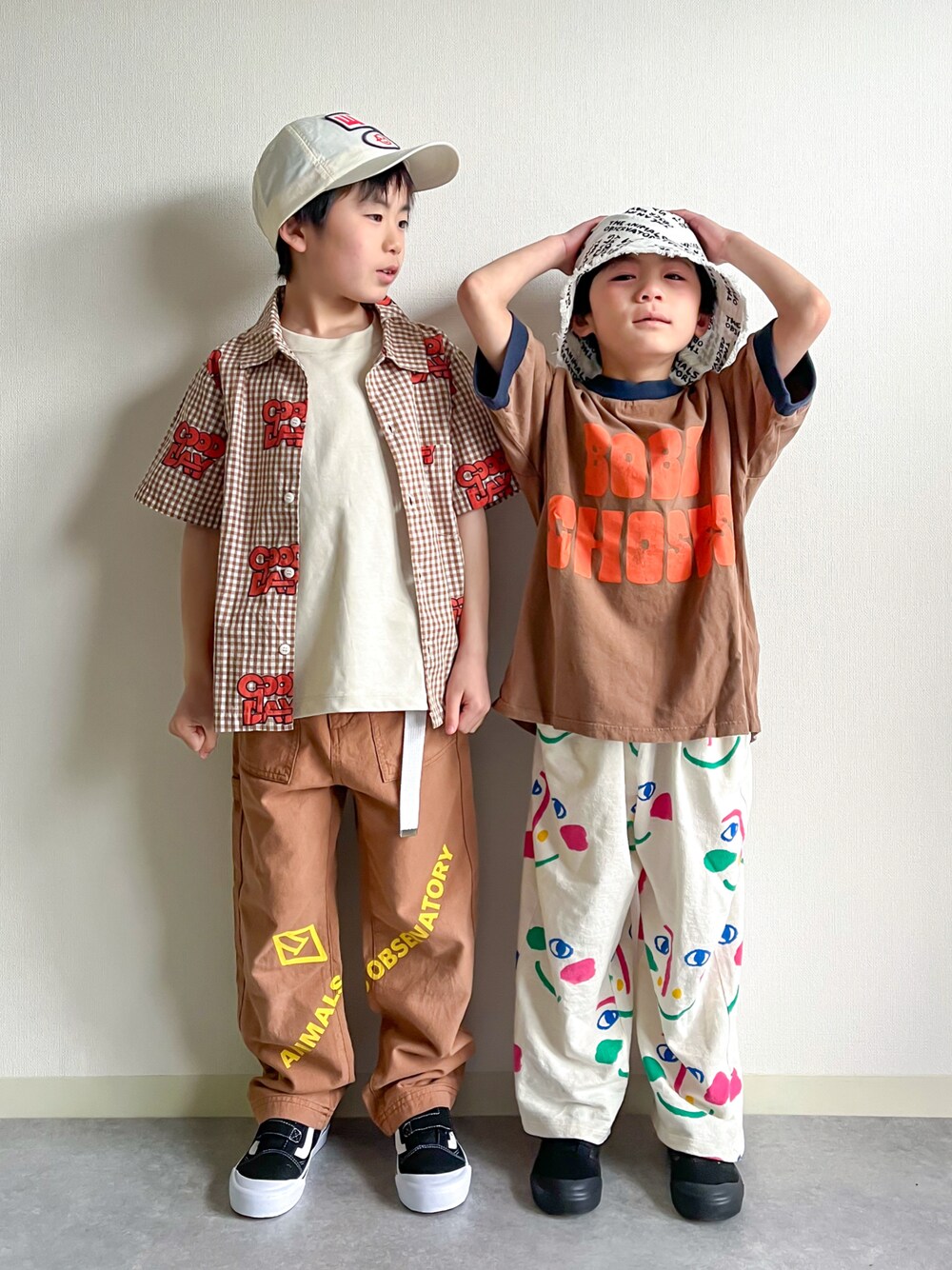 「春めき満開コーデ、柄パンツ、ロゴT、Tシャツ、シャツスタイル、カラーコーデ、レイヤードスタイル、スニーカー、ワイドパンツ、キャップ、バケットハット、休日スタイル、お出かけコーデ、春色、カジュアルコーデ」｜「BOBO CHOSESのBOBO CHOSES / キッズ リンガー Tシャツ 2025SS（2～9才）（Tシャツ/カットソー、ブラウン系）」を使った、あおりゅーさん（キッズ・110cm）の春コーディネートの1枚目の写真