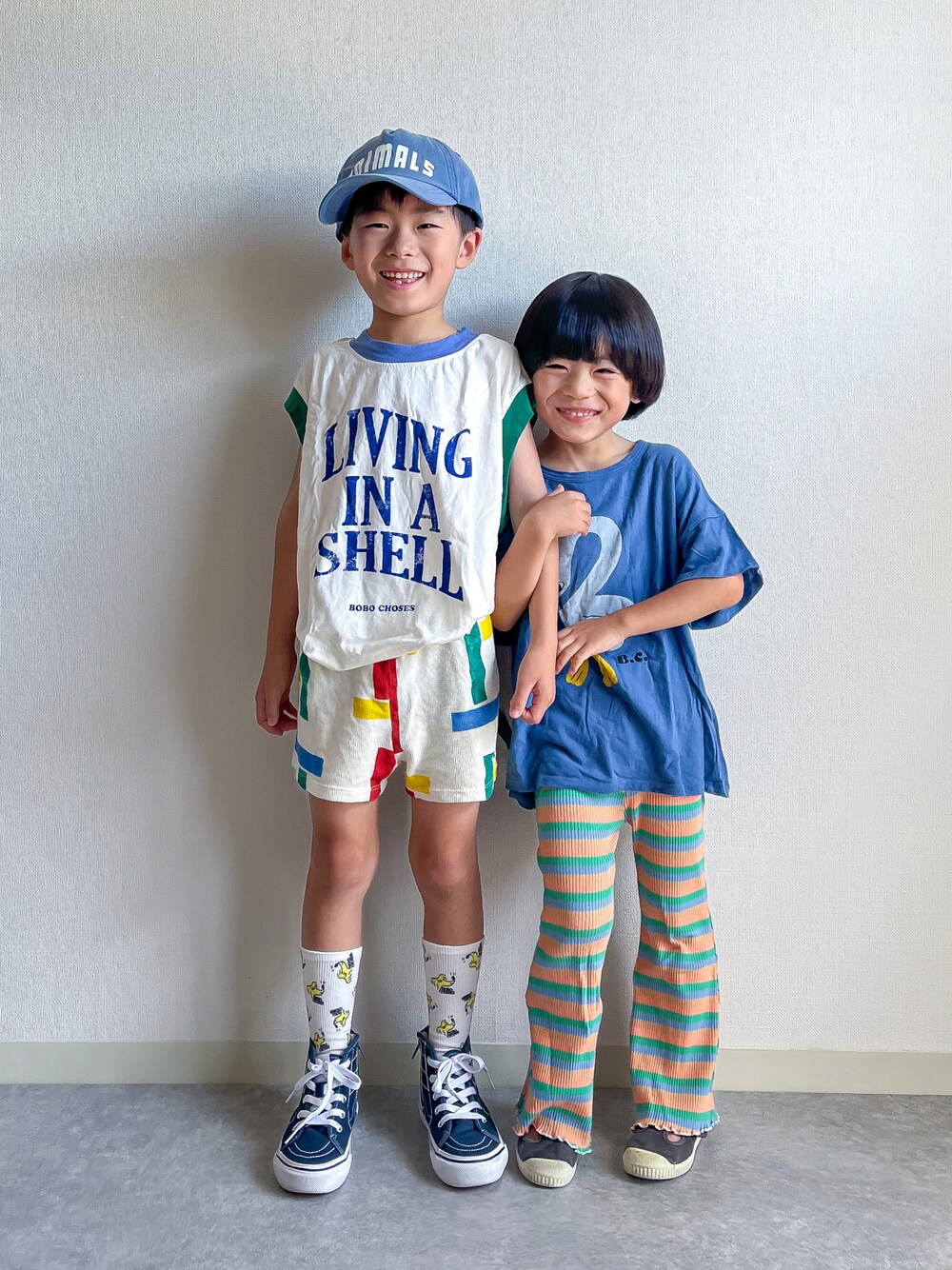 「キッズファッション、夏コーデ、ブルー、カラフル、カラーコーデ、ショートパンツ、VANS、スニーカー、Tシャツ、タンクトップ、キャップ、カラーパンツ、カジュアル、カジュアルコーデ」｜「The animals observatoryのThe animals observatory / アダルト フロントプリント キャップ（キャップ、ブルー系）」を使った、あおりゅーさん（キッズ・100cm）の夏コーディネートの1枚目の写真