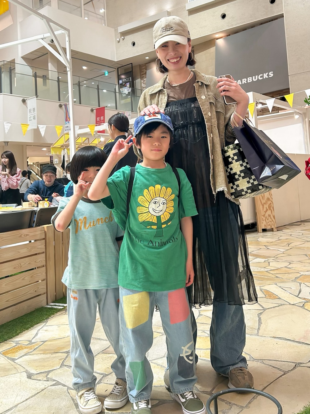 「お出かけコーデ、親子コーデ、デニム、Tシャツ、ロゴT、カジュアルコーデ、レイヤードスタイル、スニーカー、春夏コーデ、休日スタイル、ワンピース、キャップ、かごバッグ、リンクコーデ」｜「FREAK'S STOREの2way チュール キャミワンピース（ワンピース、ブラック系）」を使った、あおりゅーさん（キッズ・120cm）の春コーディネートの1枚目の写真
