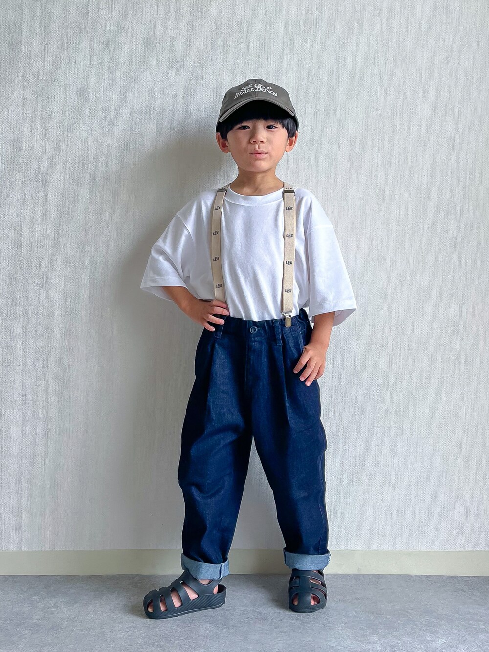 「テーマパークコーデ、キャップ、白Tシャツ、サンダル、ビッグシルエット、サスペンダー、ワイドパンツ、プチプラ、カジュアル、きれいめカジュアル、おしゃ見えテクニック、シンプルコーデ、夏コーデ」｜「MAKE YOUR DAYのロゴと総柄キャップ（キャップ、グレー系）」を使った、あおりゅーさん（キッズ・120cm）の夏コーディネートの1枚目の写真