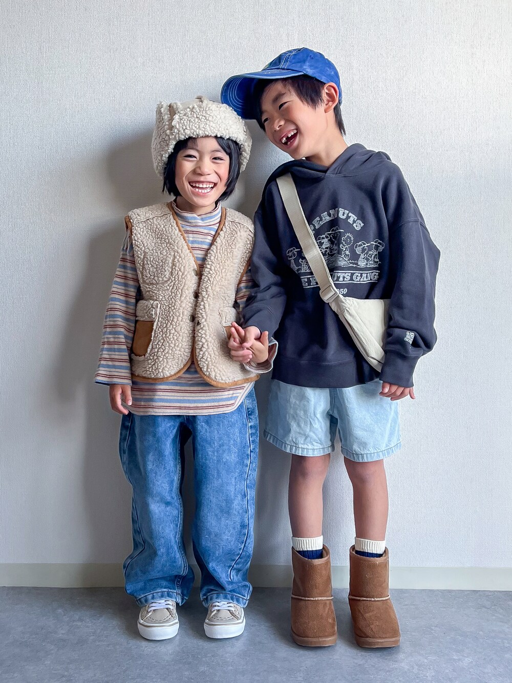 「ファッションを楽しもう、お出かけコーデ、デニム、UNIQLO、GU、ムートンブーツ、ブーツ、ベスト、レイヤードスタイル、キャップ、カジュアルコーデ、冬コーデ、ビッグシルエット、パーカー、ショルダーバッグ」｜「BOBO CHOSESのBobo Choses navy cap（キャップ、ブルー系）」を使った、あおりゅーさん（キッズ・100cm）の秋コーディネートの1枚目の写真