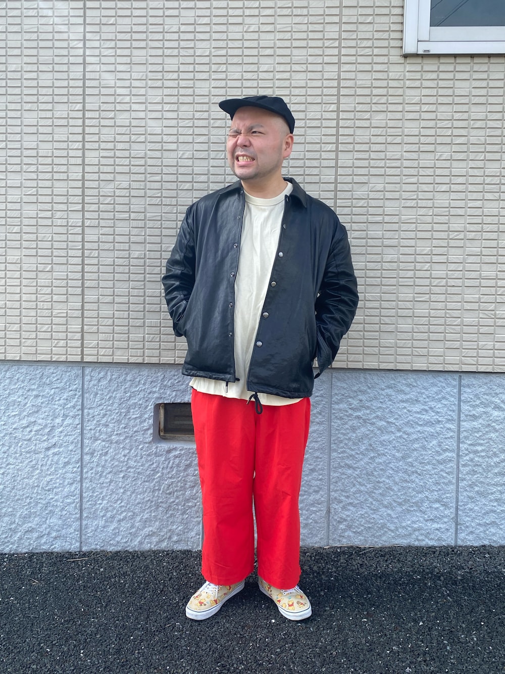「レザージャケット、コーチジャケット、赤パンツ、VANS、くまのプーさん、おデブ、おデブコーデ、ぽっちゃり、ぽっちゃりコーデ」｜「no brandのアイテム（その他アウター、ブラック系）」を使った、yuuuu5511さん（メンズ・169cm）の秋コーディネートの1枚目の写真