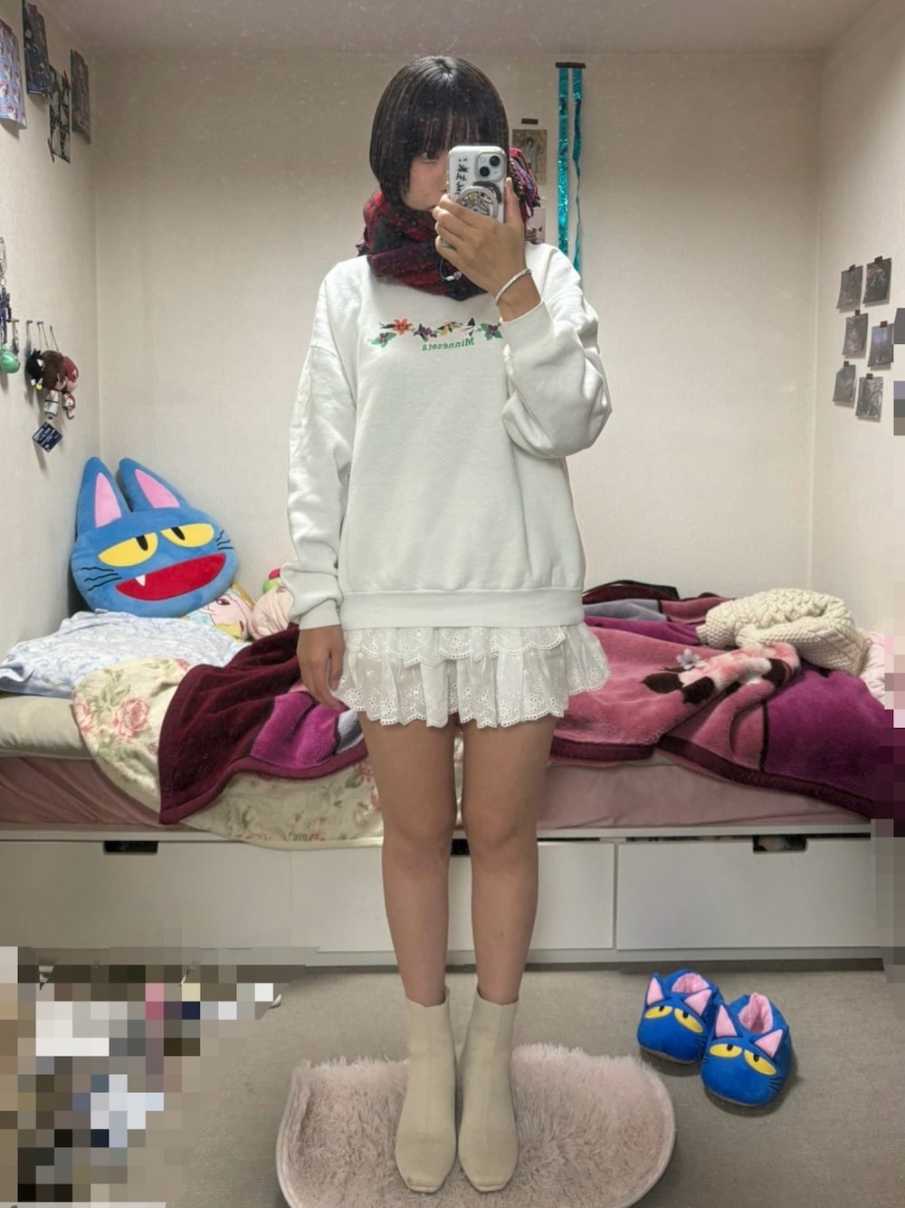 「古着MIX、古着、古着コーデ、ホワイト、ホワイトコーデ、スウェット、ミニスカート、ブーツ、マフラー、クリスマスに着たい服」｜「nemne storeの【Seoup】インパン付き コットンフリルミニスカート（スカート、ホワイト系）」を使った、みのりさん（レディース・163cm）の冬コーディネートの1枚目の写真